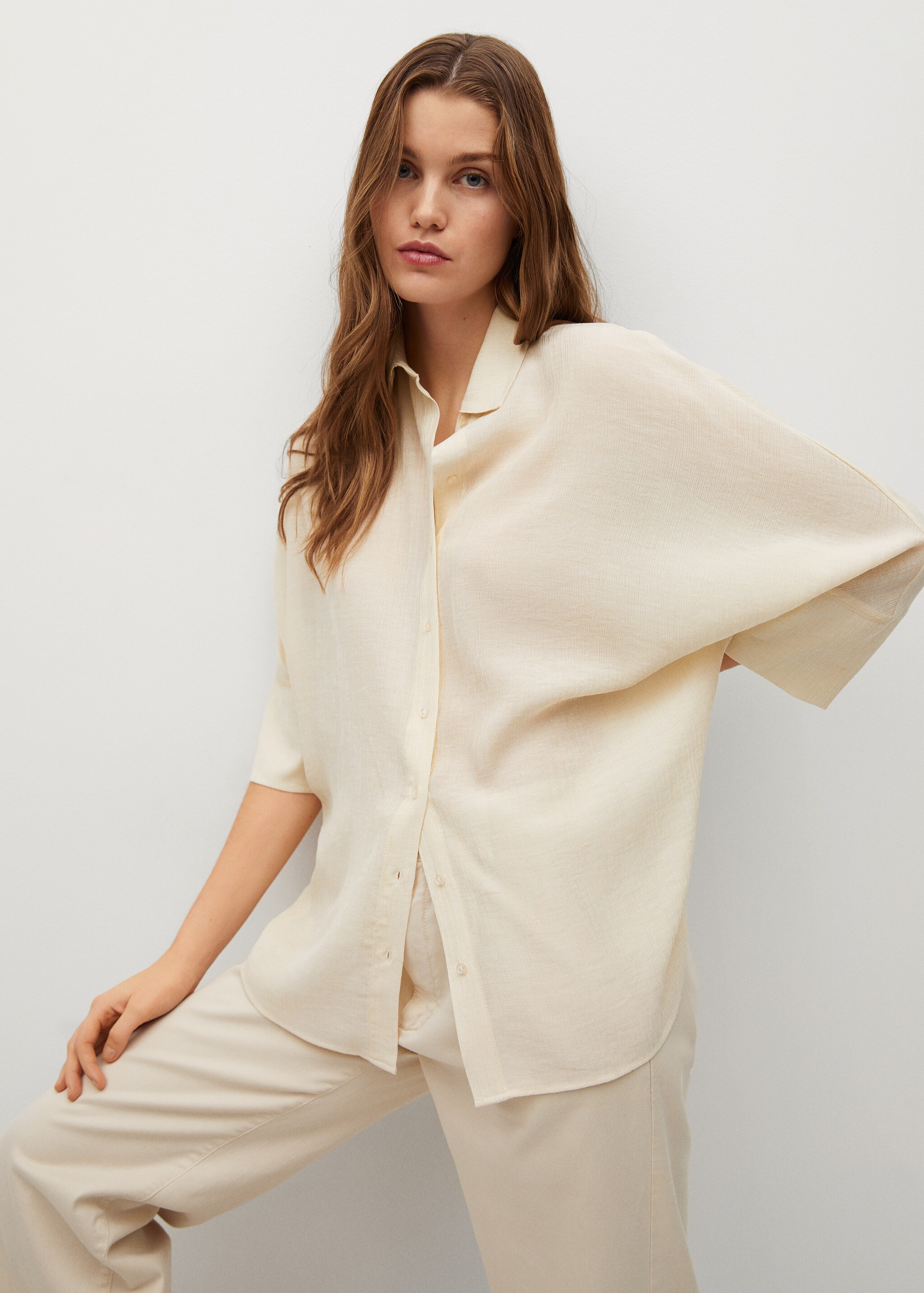 Camisa oversize textura - Plano medio