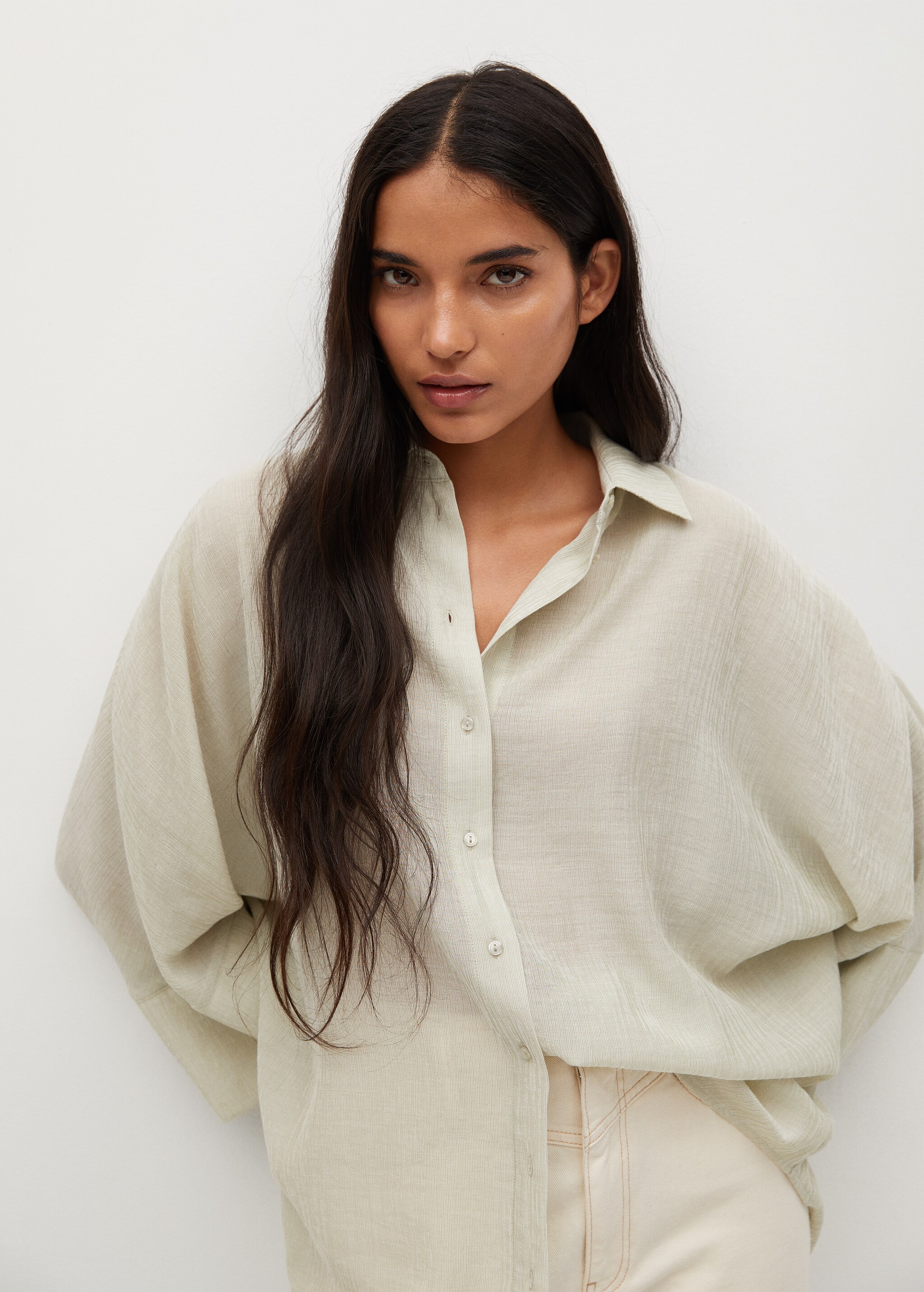 Camisa oversize textura - Plano medio