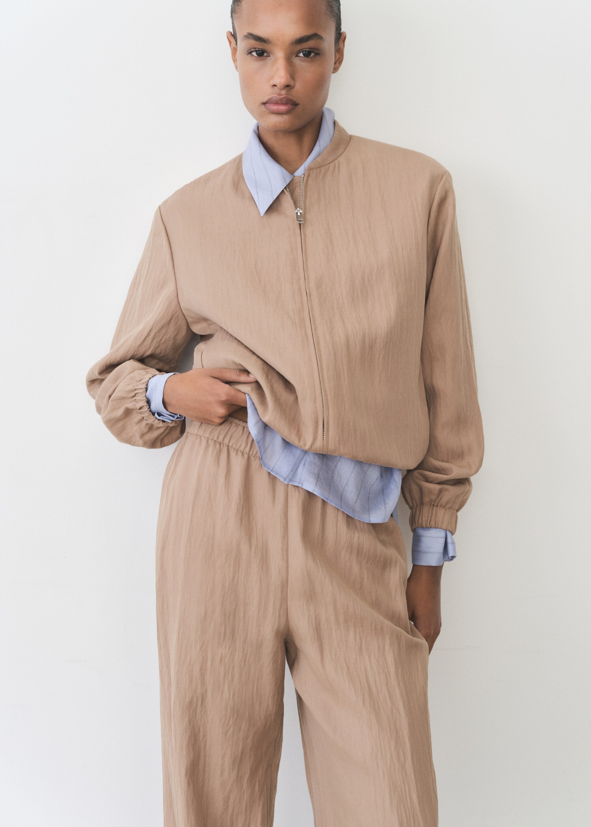 Raka byxor i lyocell med struktur - Detaljer om artikeln 1, Mellanbrun. Ref: 87076360-00.