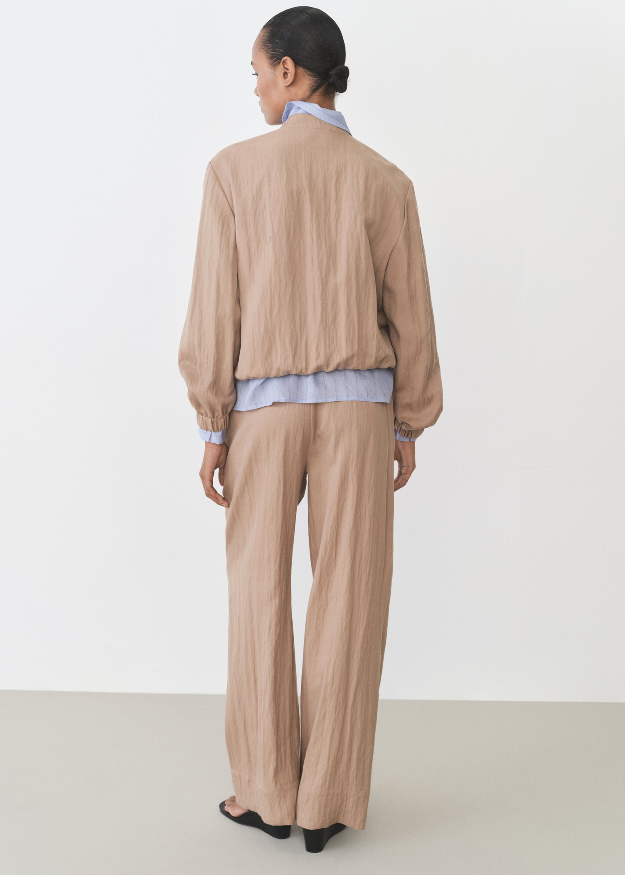 Raka byxor i lyocell med struktur - Artikelns baksida, Mellanbrun. Ref: 87076360-00.