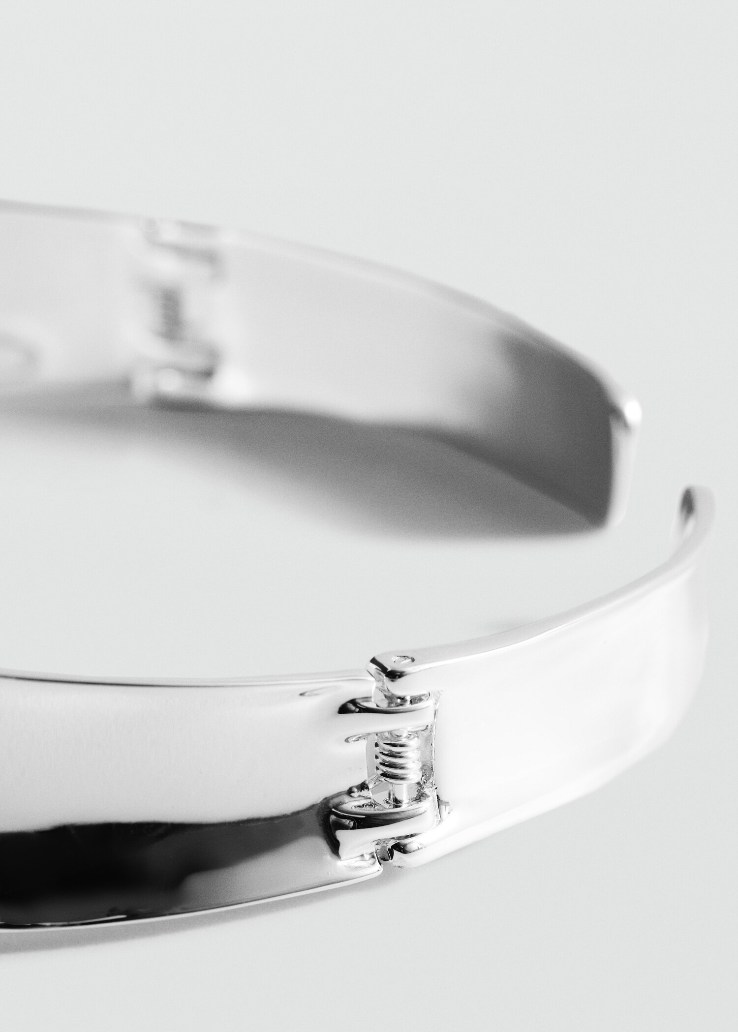 Rigid twisted collar - Medium plane