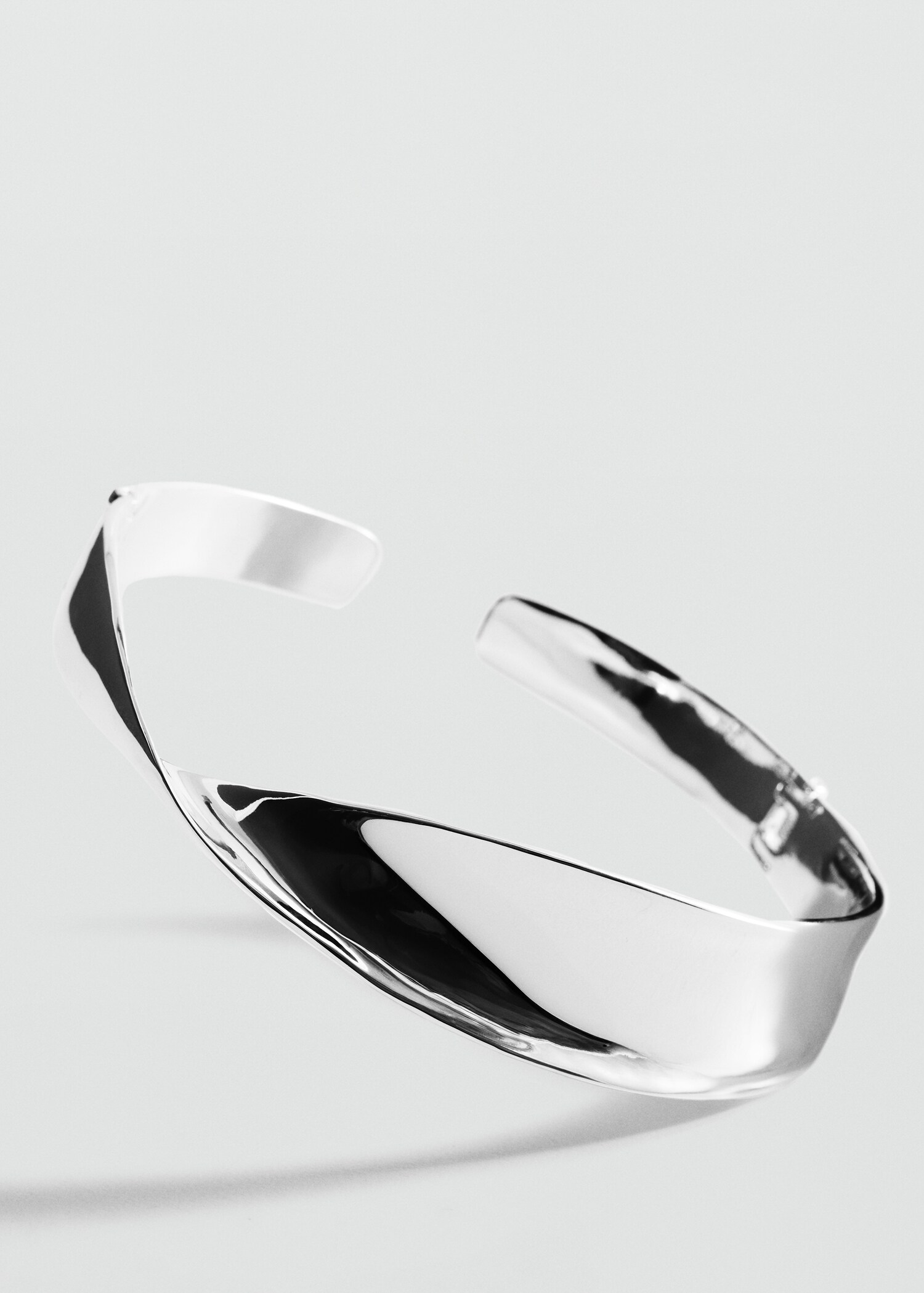 Rigid twisted collar - Details of the article 1