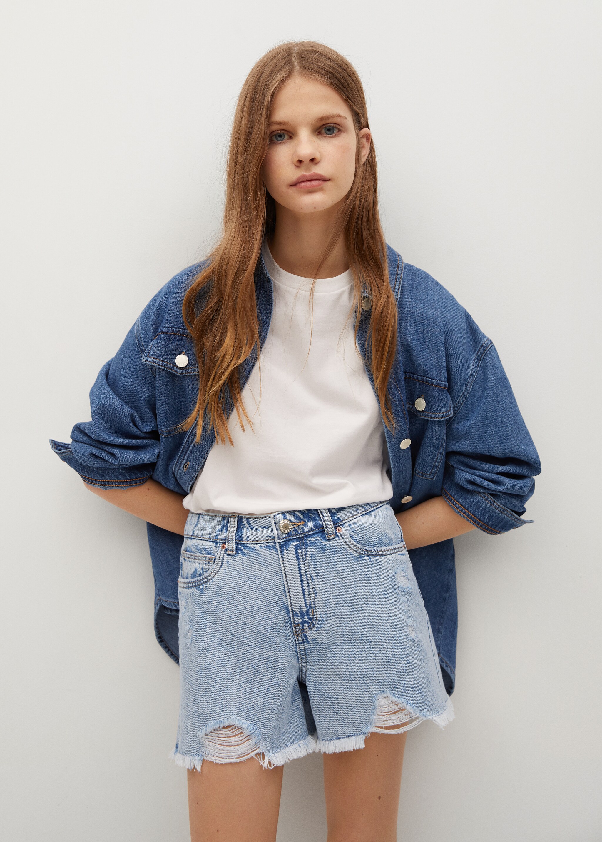 Short denim rotos decorativos - Plano medio