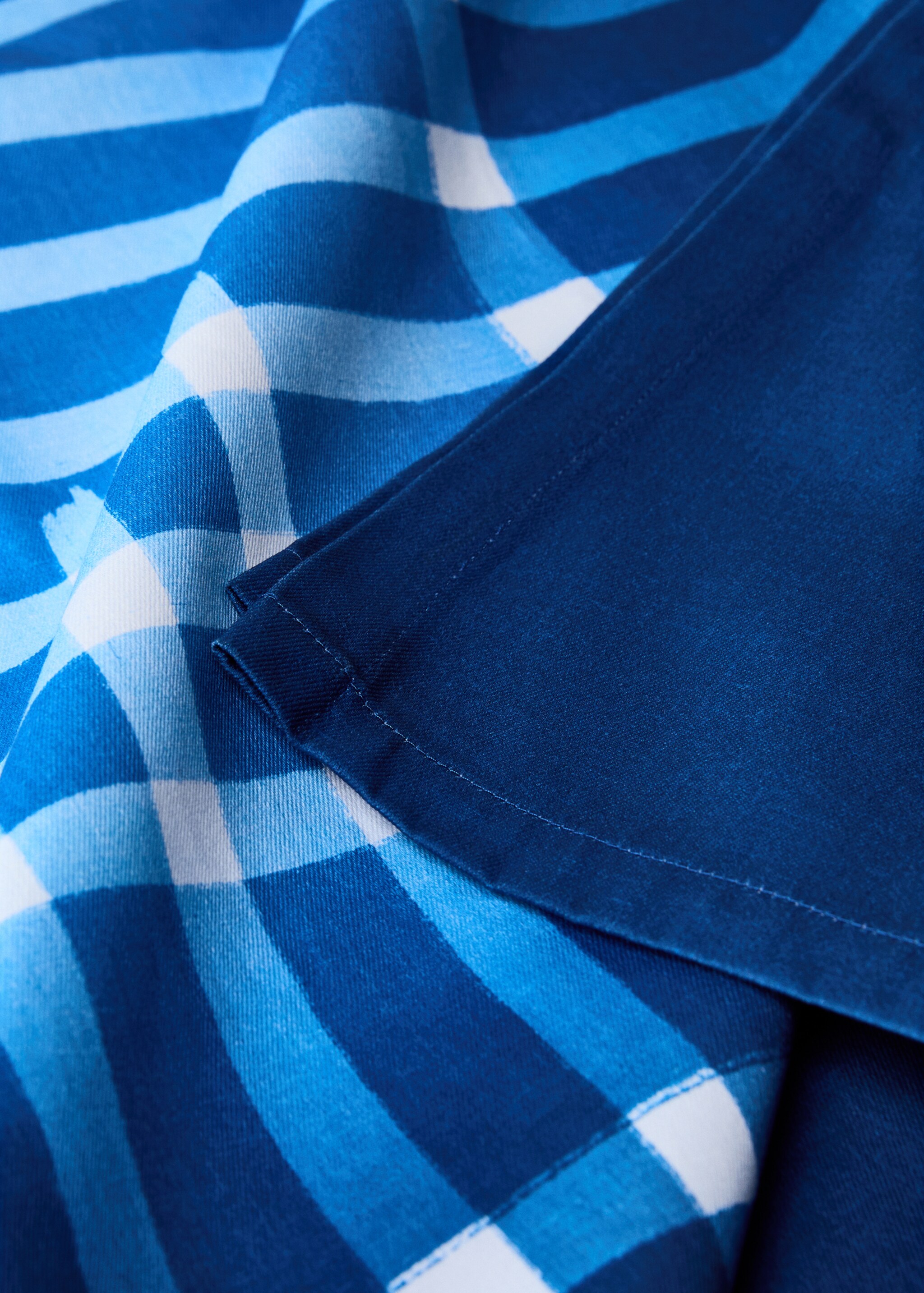 Two-tone striped cotton tablecloth for 6 to 8 diners - Details of the article 1, Blue. Ref: 87076728-00.