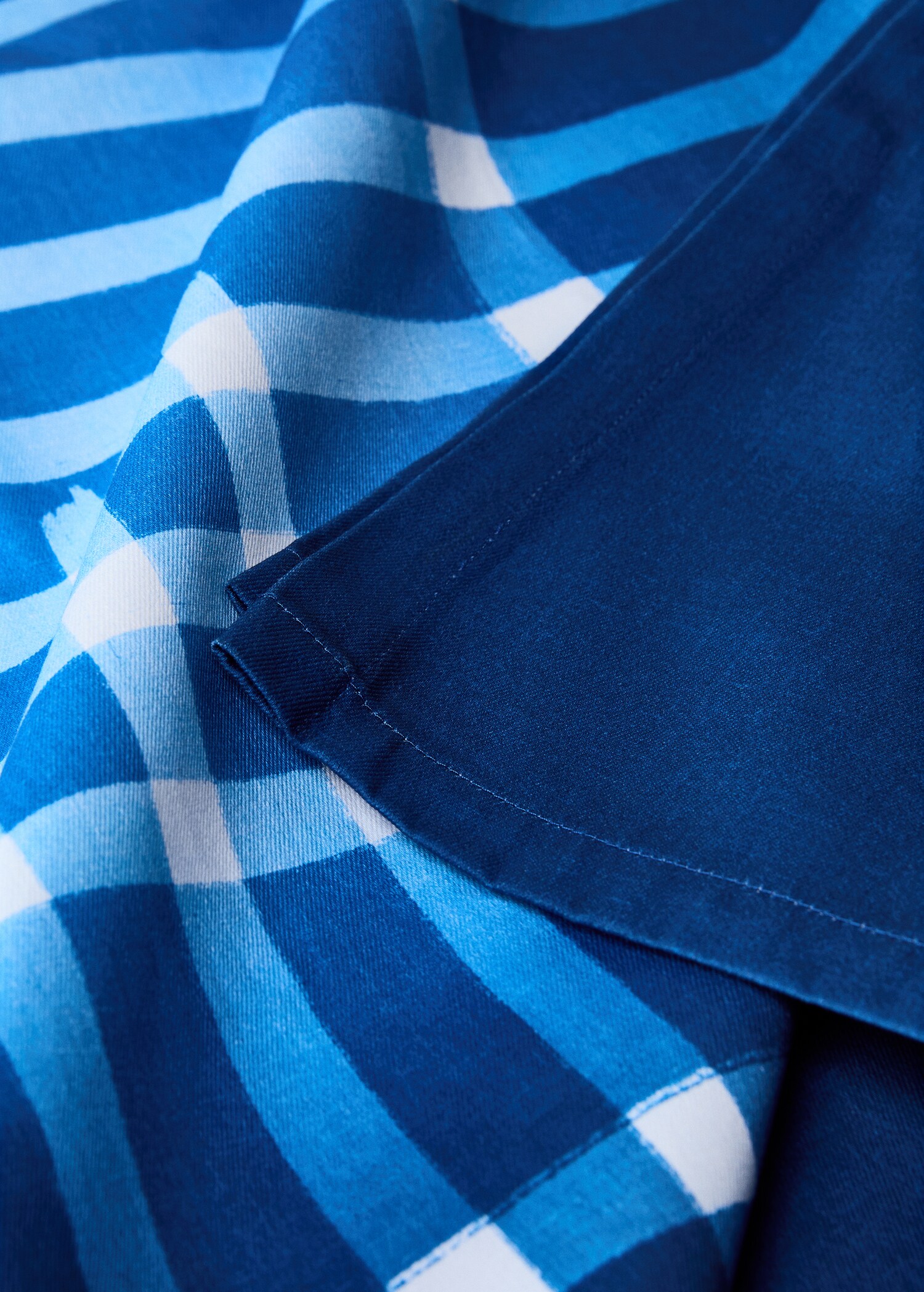 Two-tone striped cotton tablecloth for 6 to 8 diners - Details of the article 1