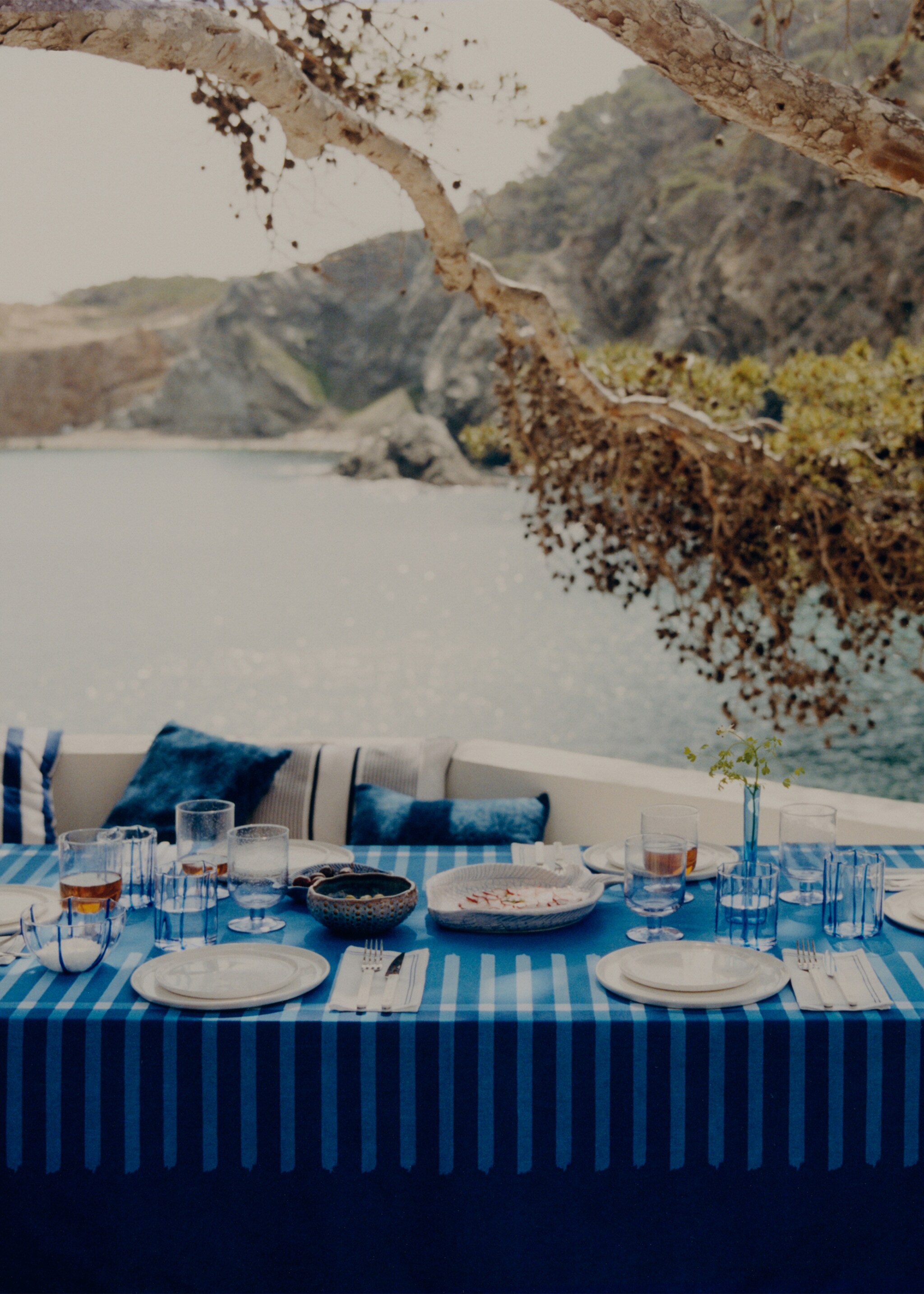 Two-tone striped cotton tablecloth for 6 to 8 diners - Details of the article 6, Blue. Ref: 87076728-00.