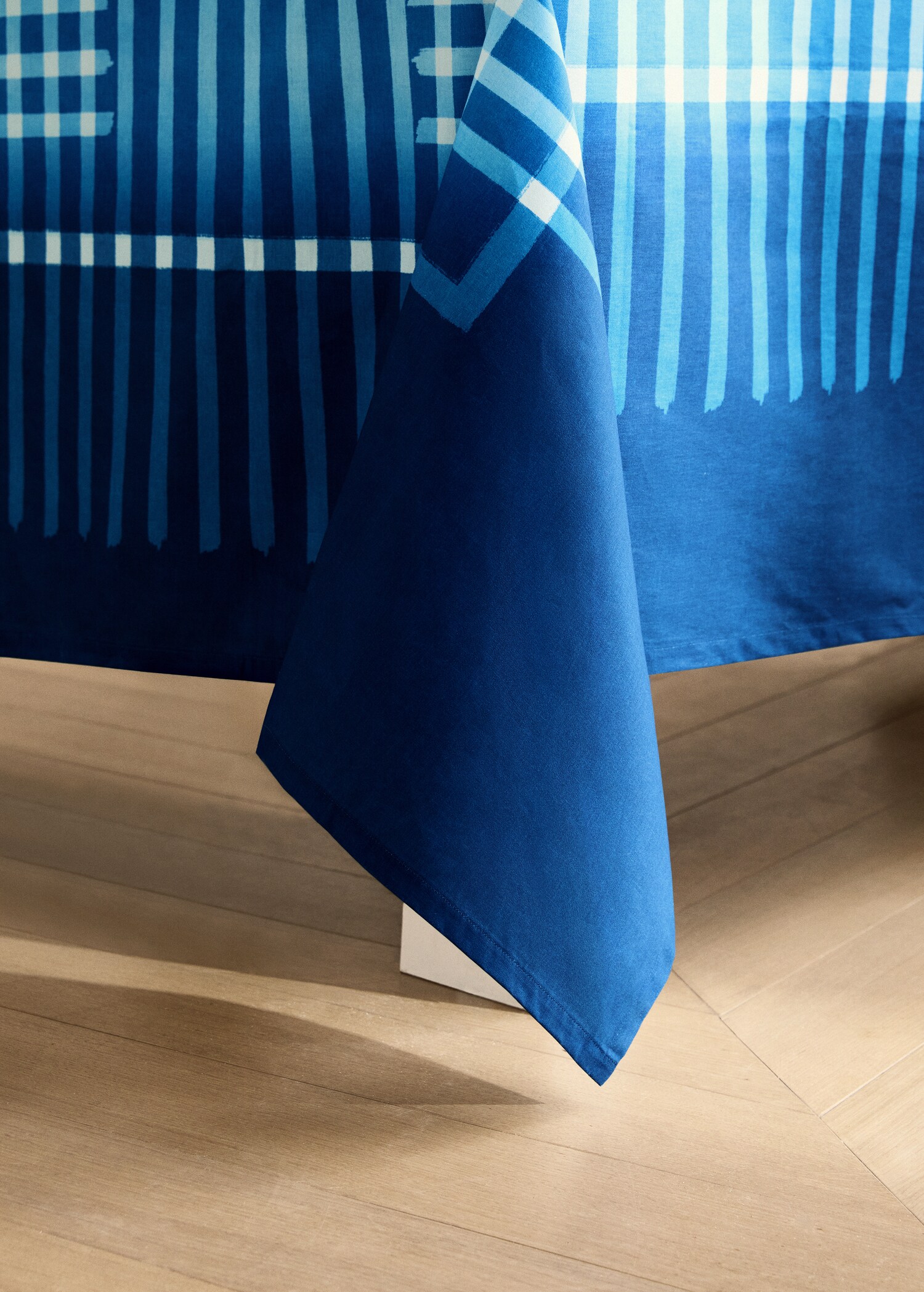 Two-tone striped cotton tablecloth for 6 to 8 diners - Details of the article 7