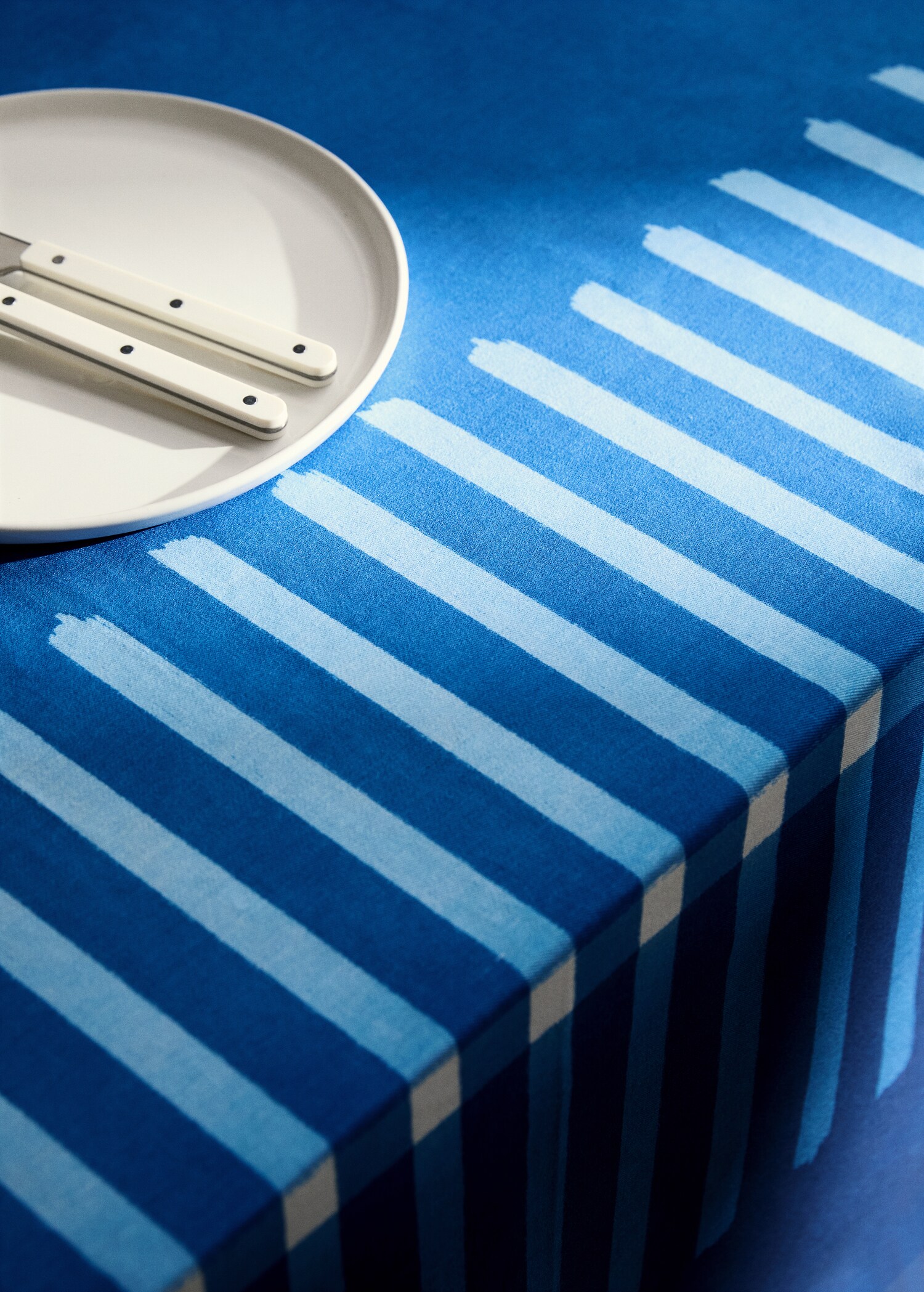 Two-tone striped cotton tablecloth for 6 to 8 diners - Details of the article 8