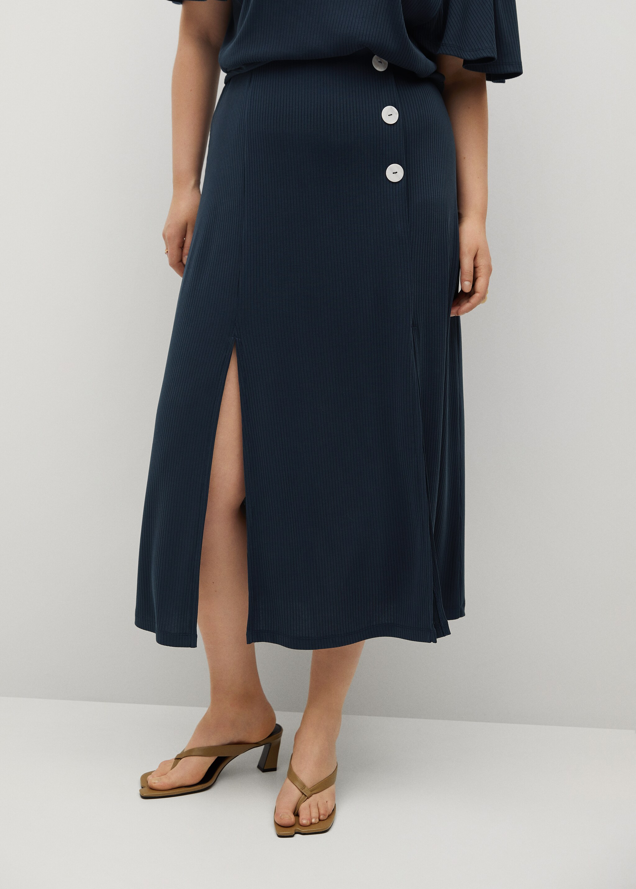 Buttoned ribbed skirt - Medium plane