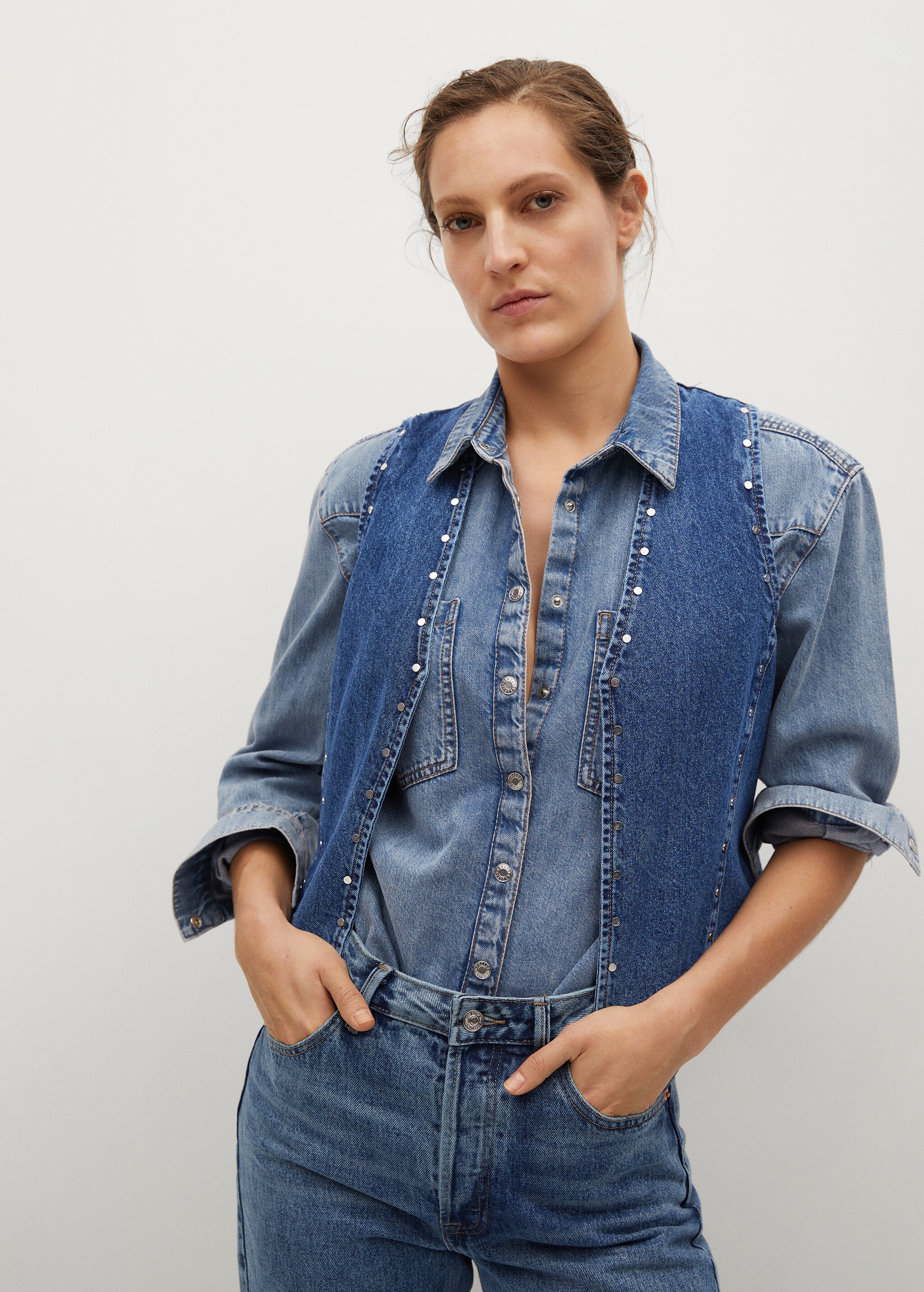 Chaleco denim tachuelas - Plano medio