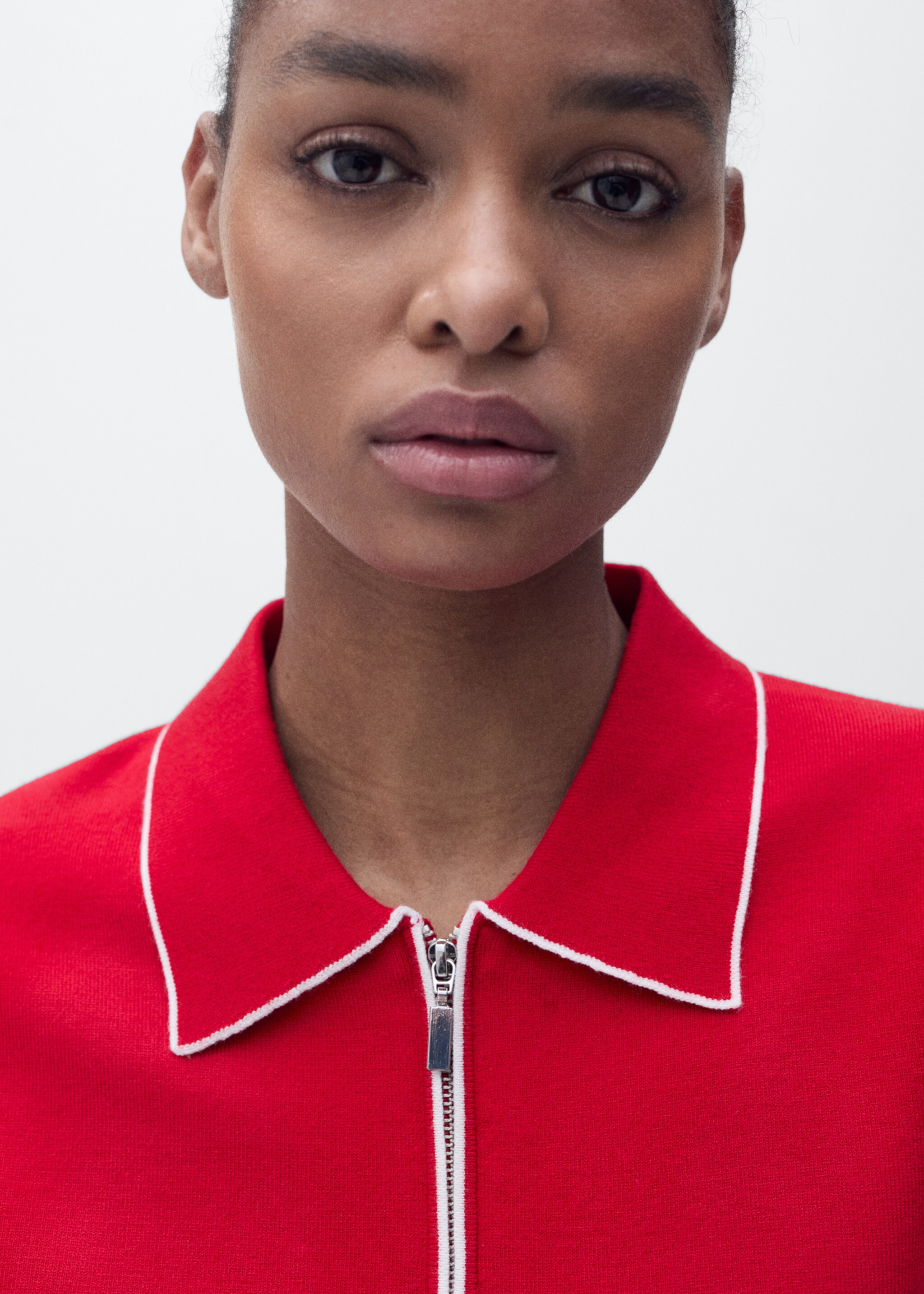 Πουλόβερ με γιακά πόλο με ραφές σε χρωματική αντίθεση - Λεπτομέρεια του προϊόντος 1, Κόκκινο. Ref: 87077176-00.