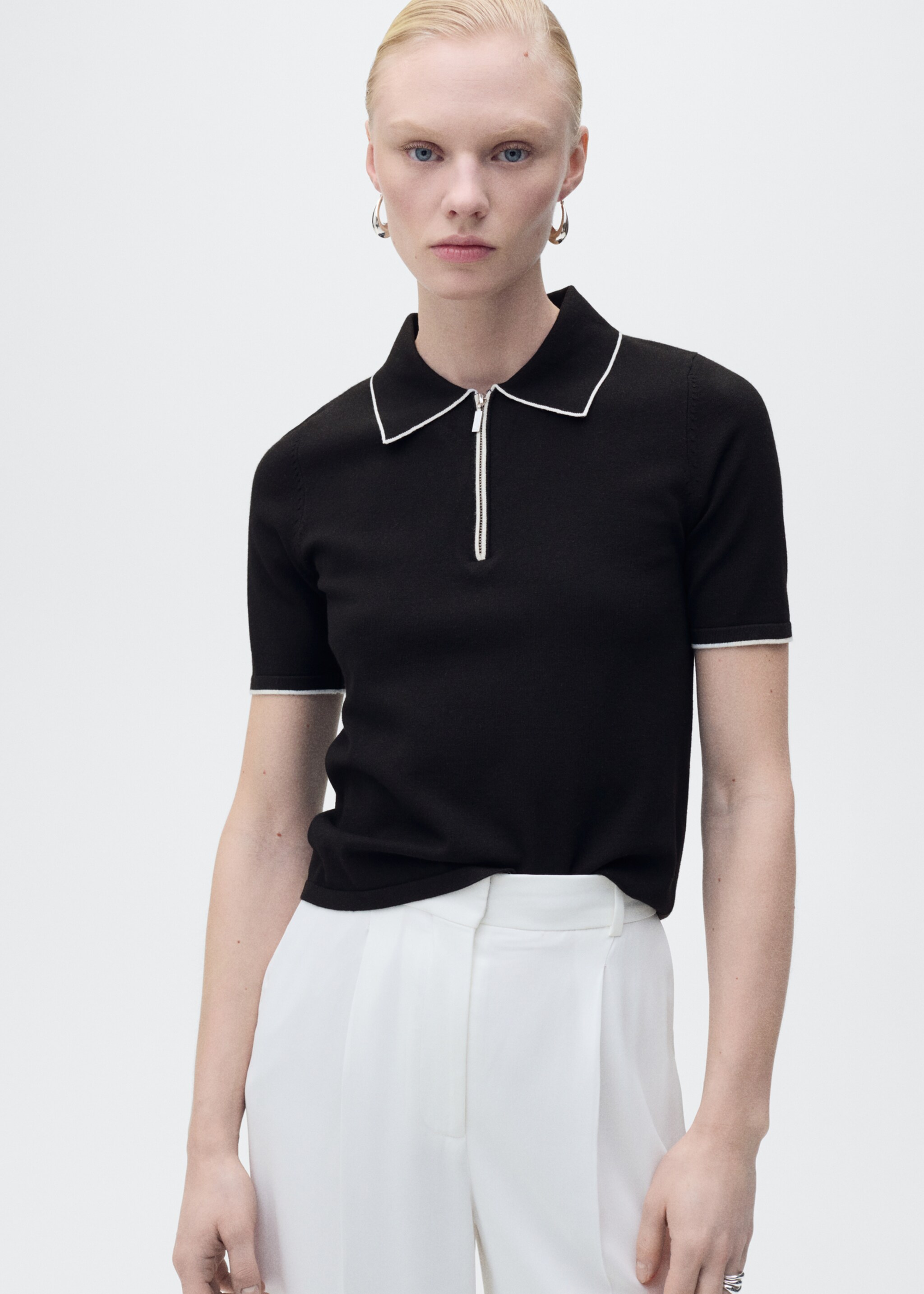 Πουλόβερ με γιακά πόλο με ραφές σε χρωματική αντίθεση - Μεσαίο πλάνο, Μαύρο. Ref: 87077176-00.