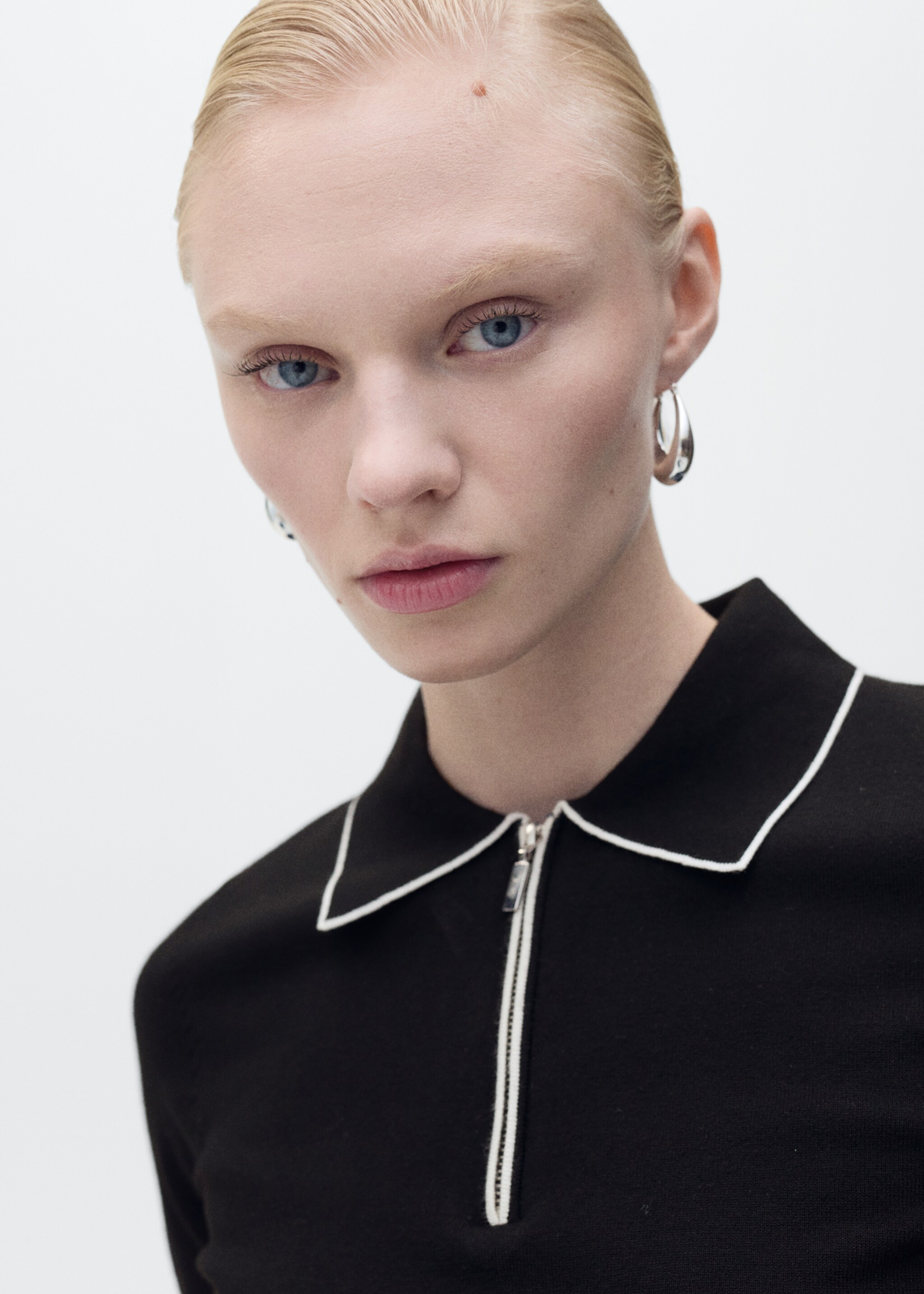 Πουλόβερ με γιακά πόλο με ραφές σε χρωματική αντίθεση - Λεπτομέρεια του προϊόντος 1, Μαύρο. Ref: 87077176-00.