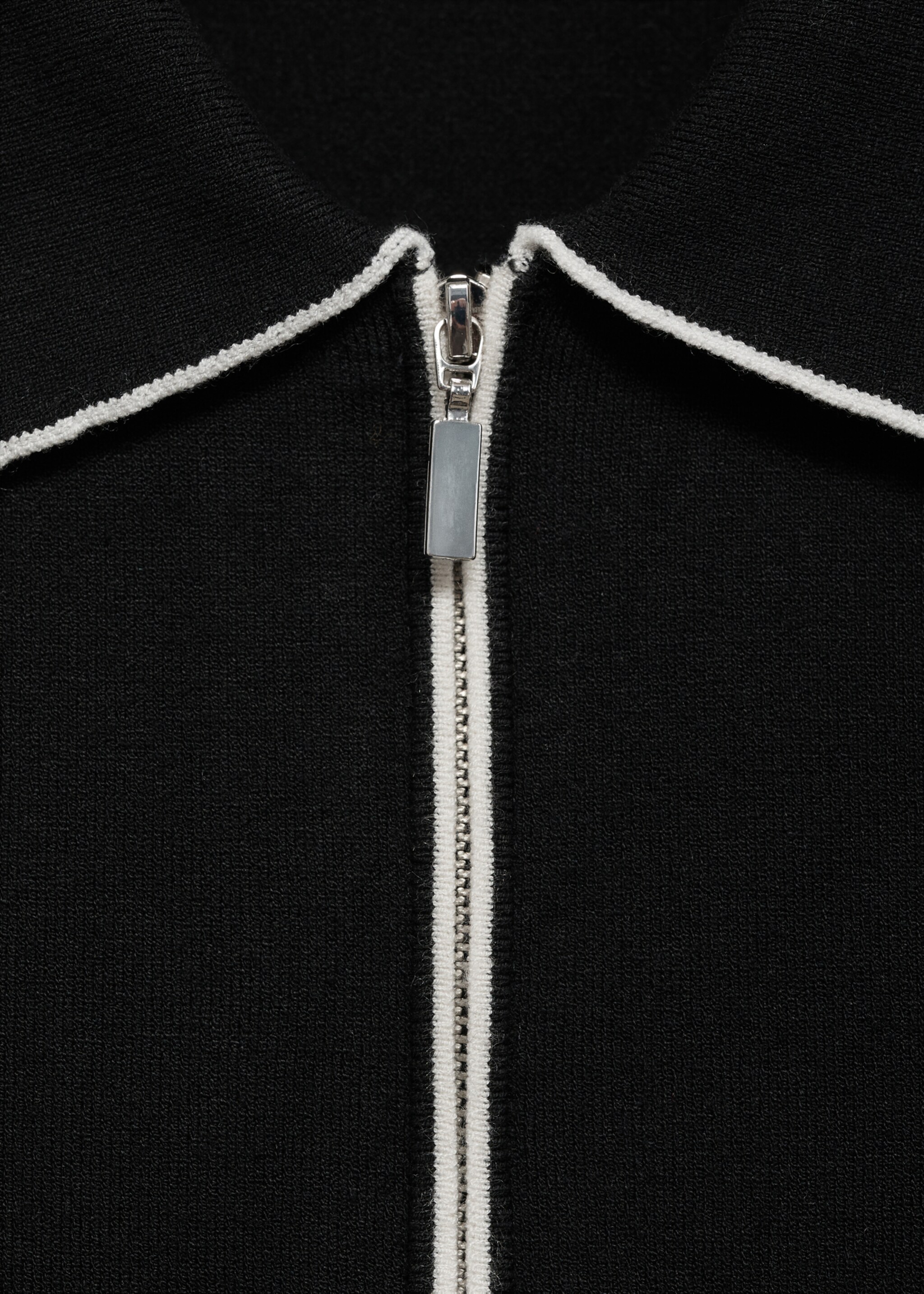 Πουλόβερ με γιακά πόλο με ραφές σε χρωματική αντίθεση - Λεπτομέρεια του προϊόντος 8, Μαύρο. Ref: 87077176-00.