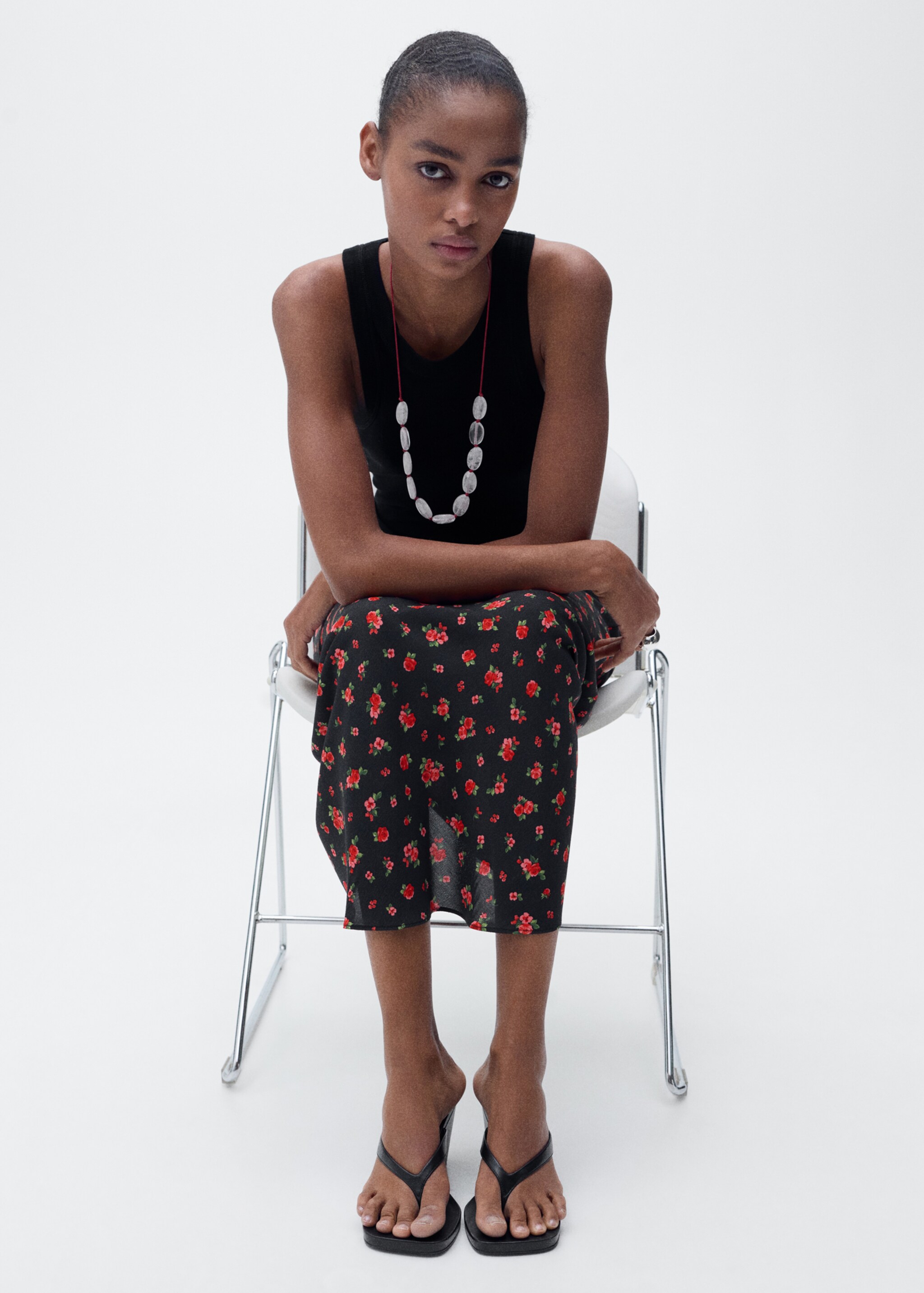 Long floral flared skirt - Details of the article 2, Black. Ref: 87077178-00.