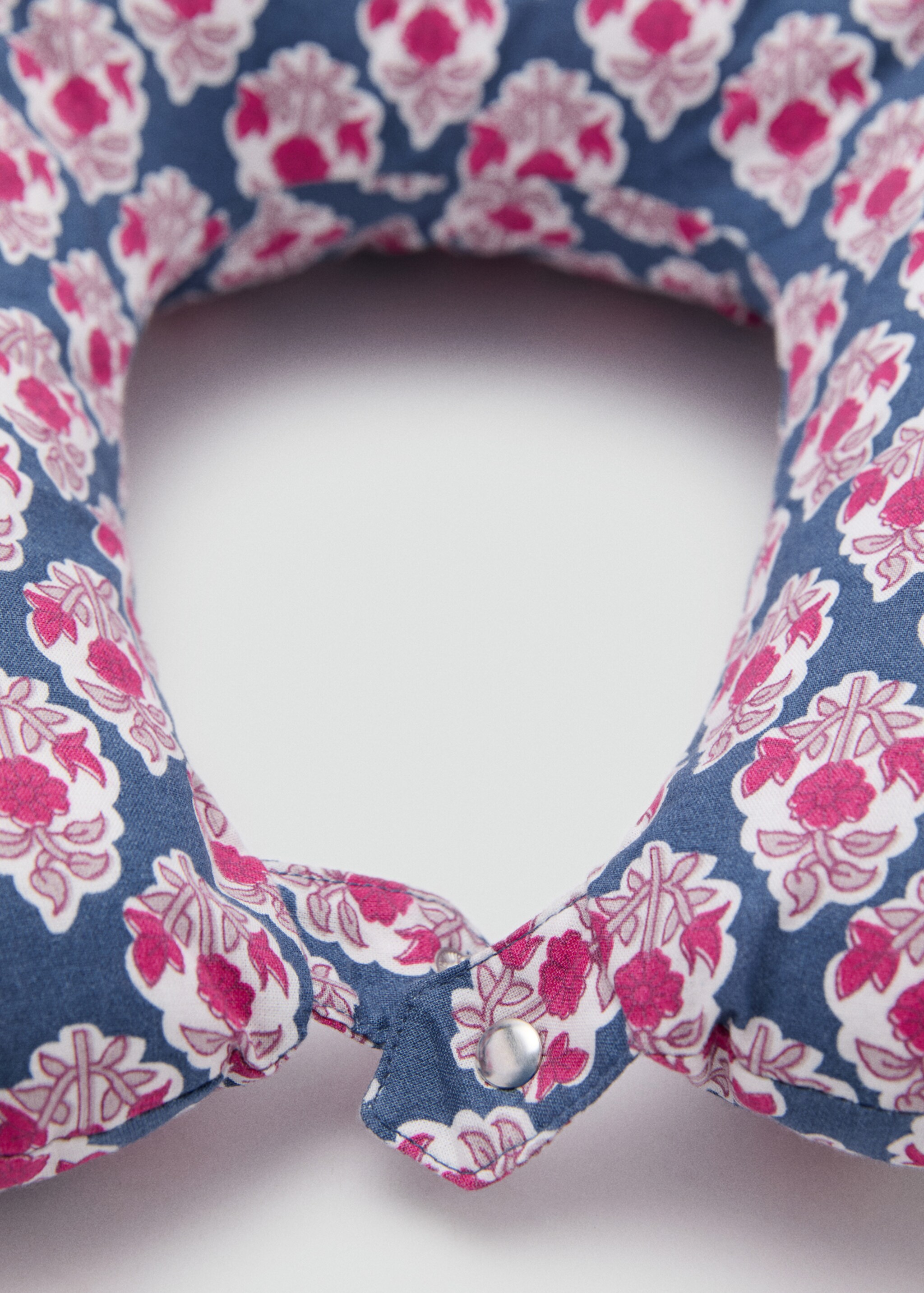 Almohada viaje estampada - Detalle del artículo 1, Azul. Ref: 87077184-00.