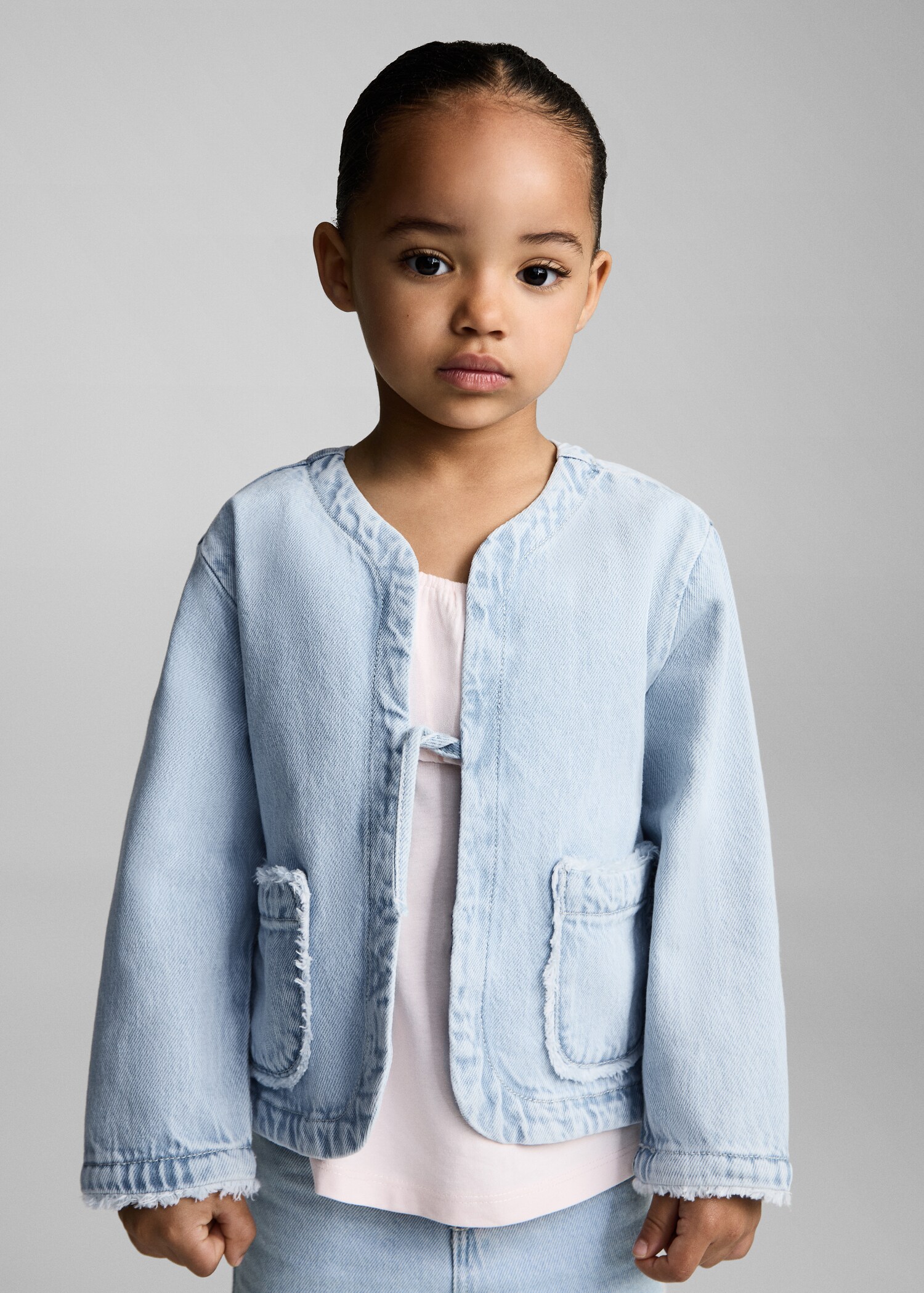 Veste en jean nœud - Plan moyen