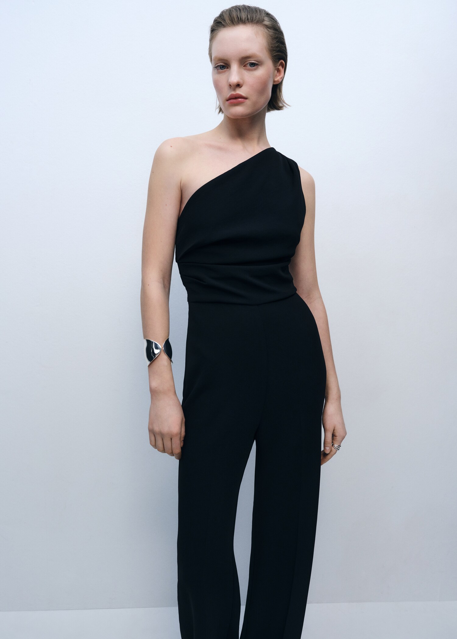 Asymmetrischer Jumpsuit mit drapiertem Detail - Mittlere Ansicht