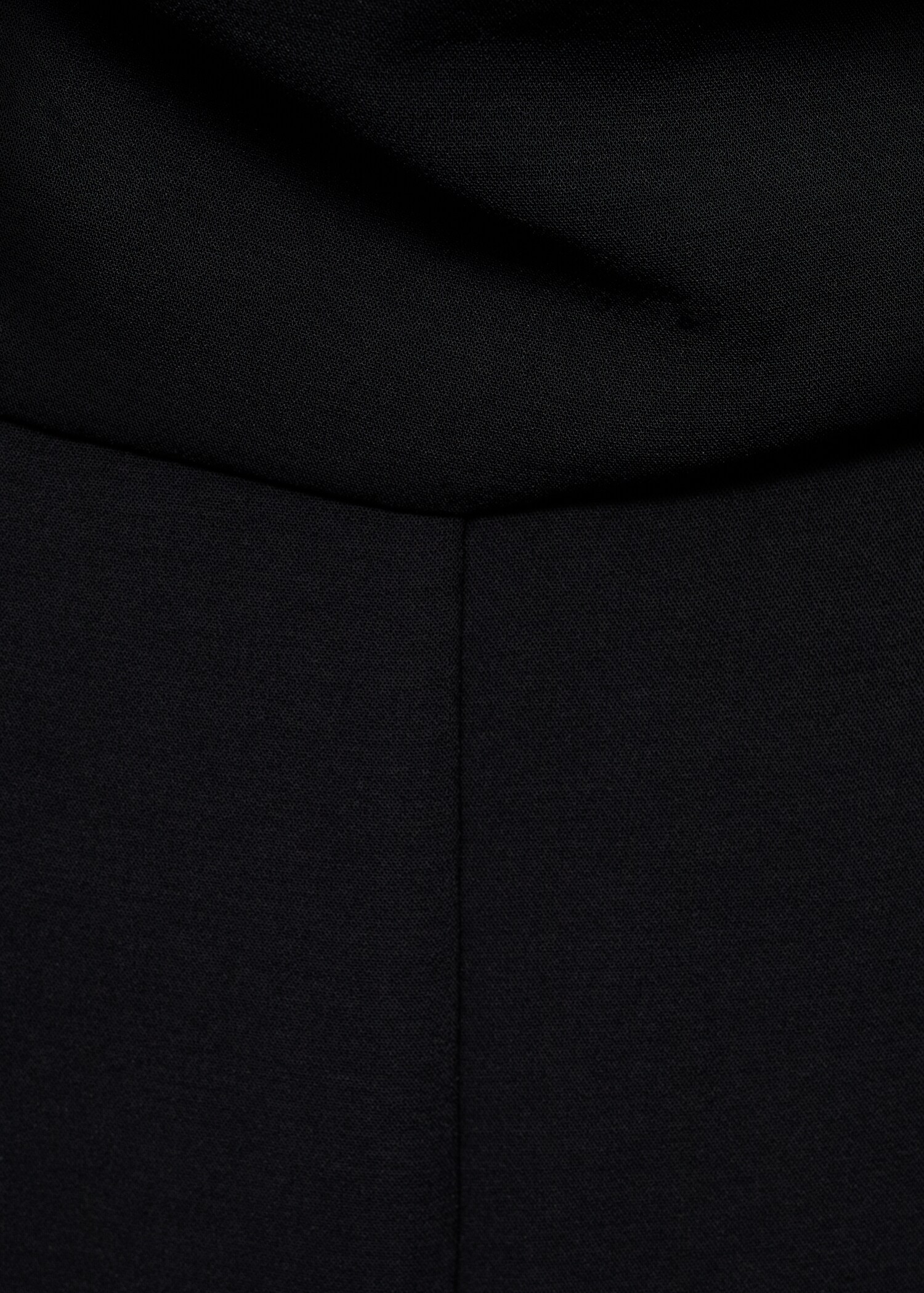 Asymmetrischer Jumpsuit mit drapiertem Detail - Detail des Artikels 0