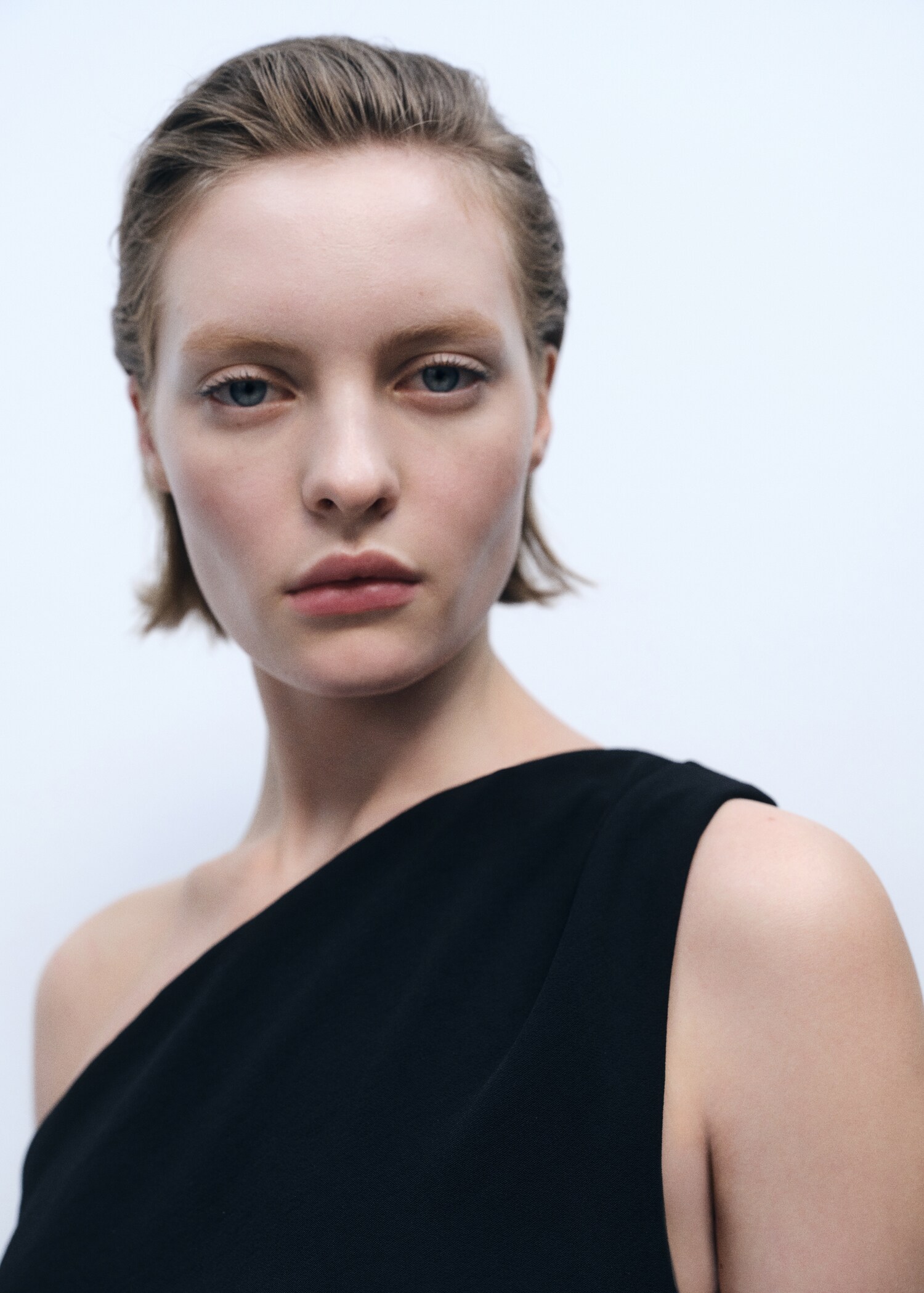 Asymmetrischer Jumpsuit mit drapiertem Detail - Detail des Artikels 1