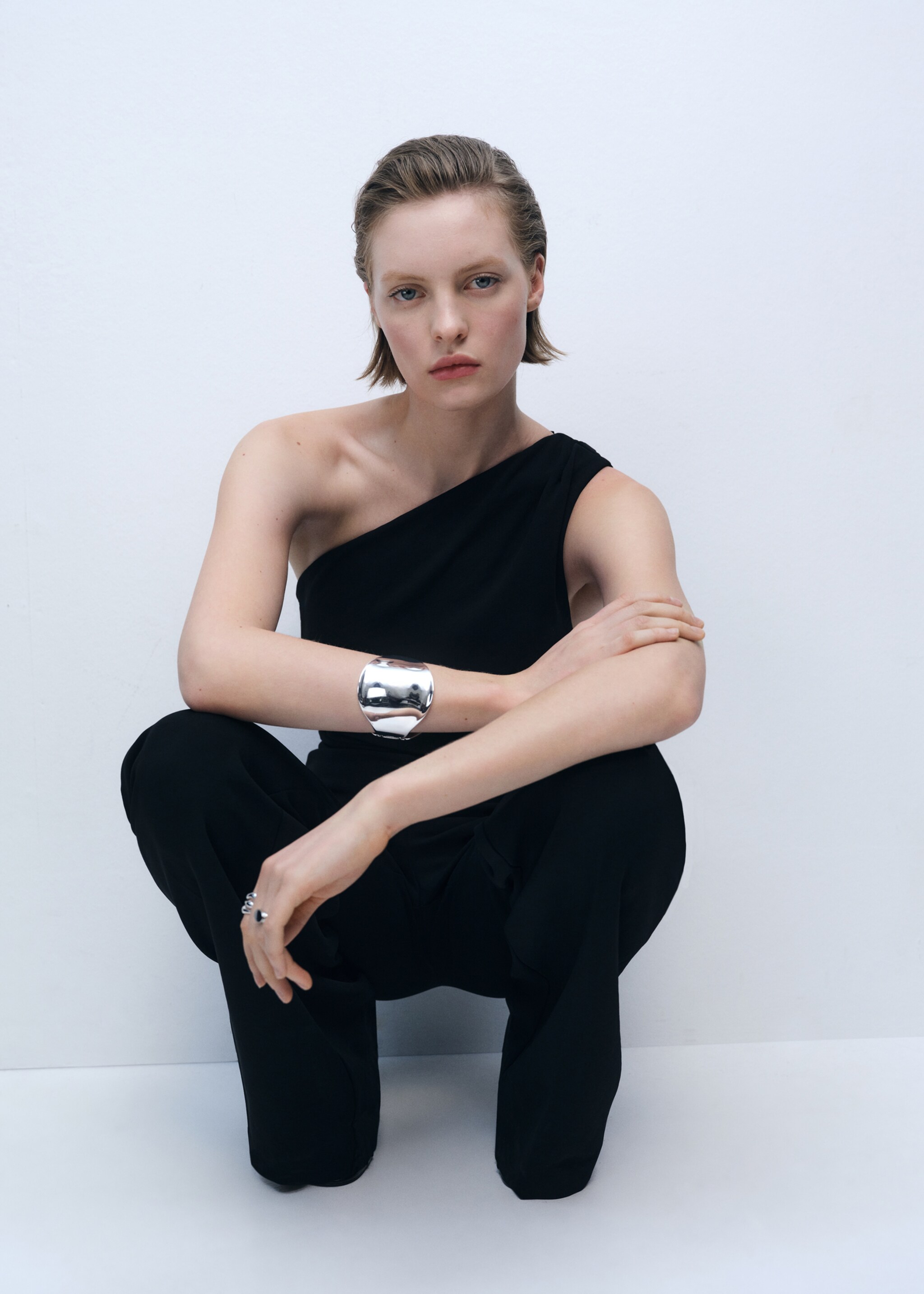 Asymmetrischer Jumpsuit mit drapiertem Detail - Detail des Artikels 2, Schwarz. Ref: 87077891-00.