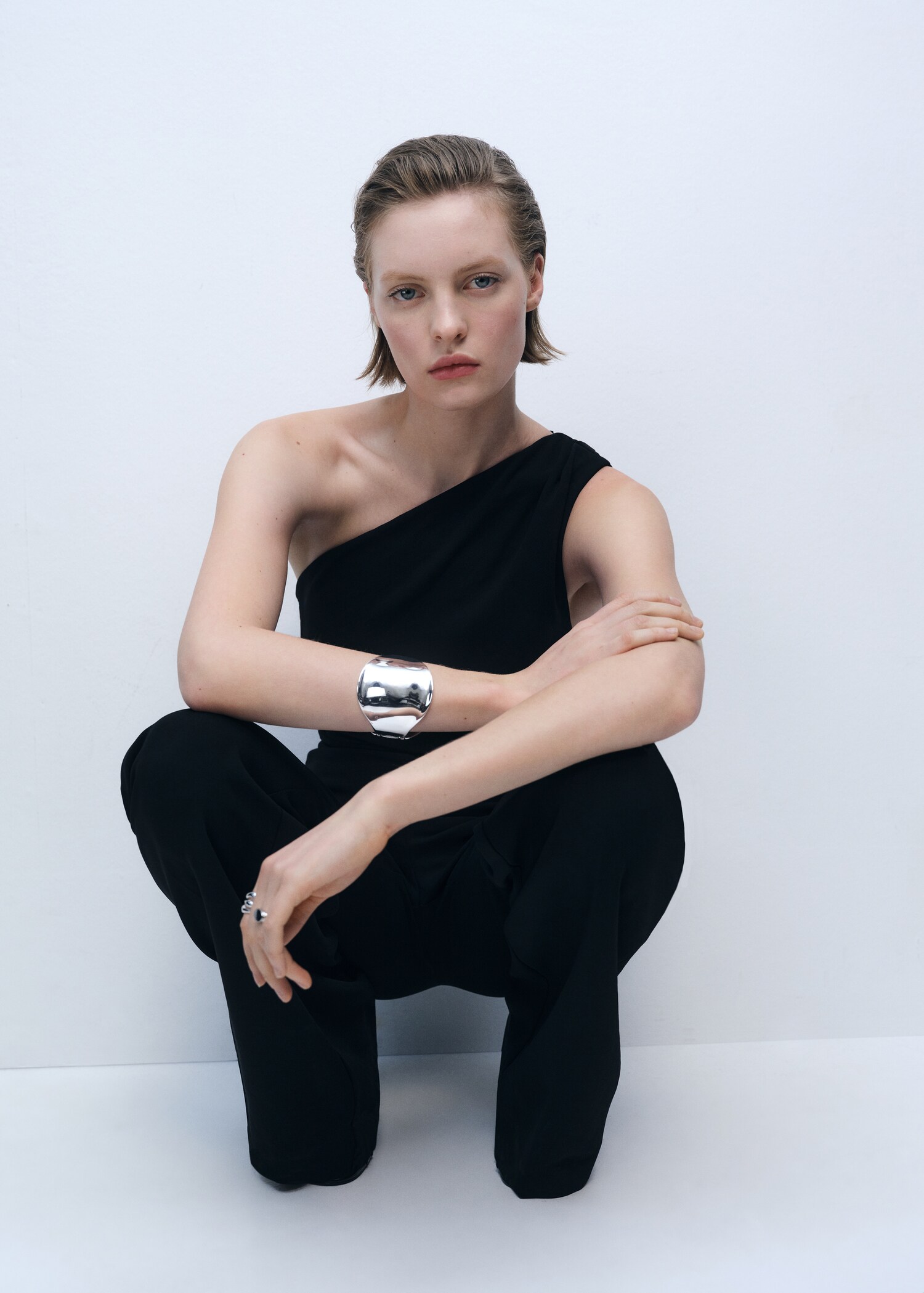 Asymmetrischer Jumpsuit mit drapiertem Detail - Detail des Artikels 2