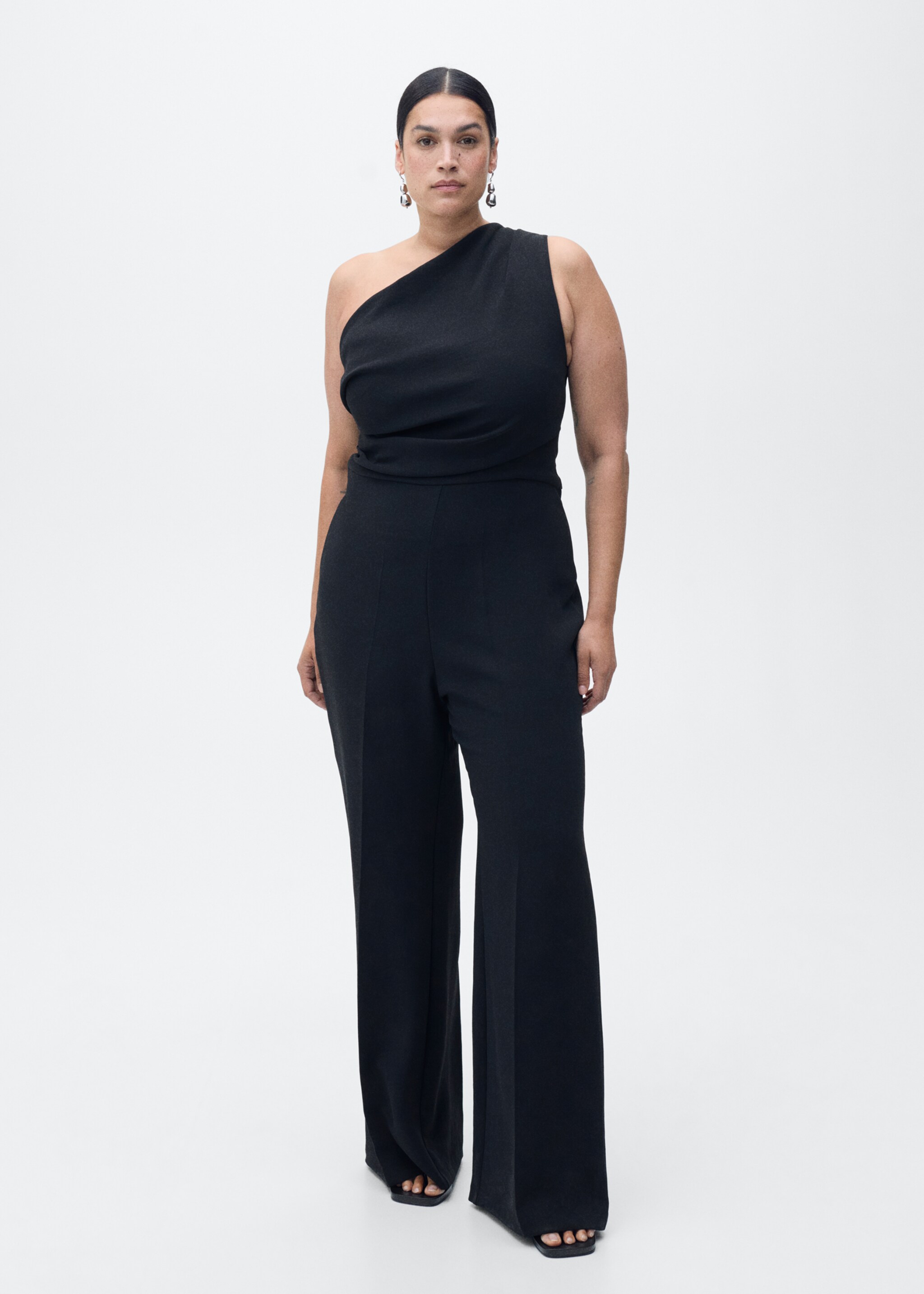 Asymmetrischer Jumpsuit mit drapiertem Detail - Detail des Artikels 3, Schwarz. Ref: 87077891-00.