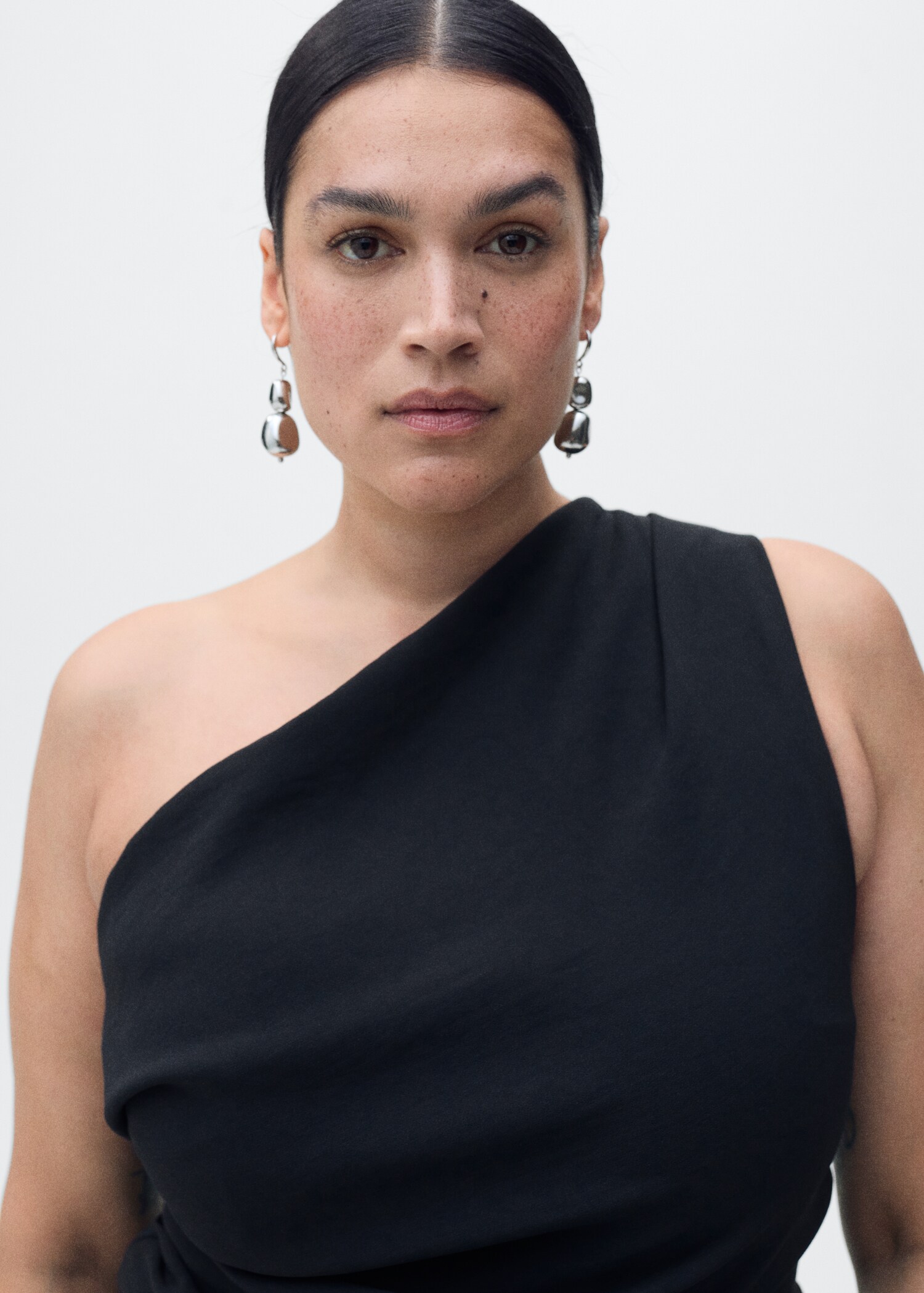 Asymmetrischer Jumpsuit mit drapiertem Detail - Detail des Artikels 4