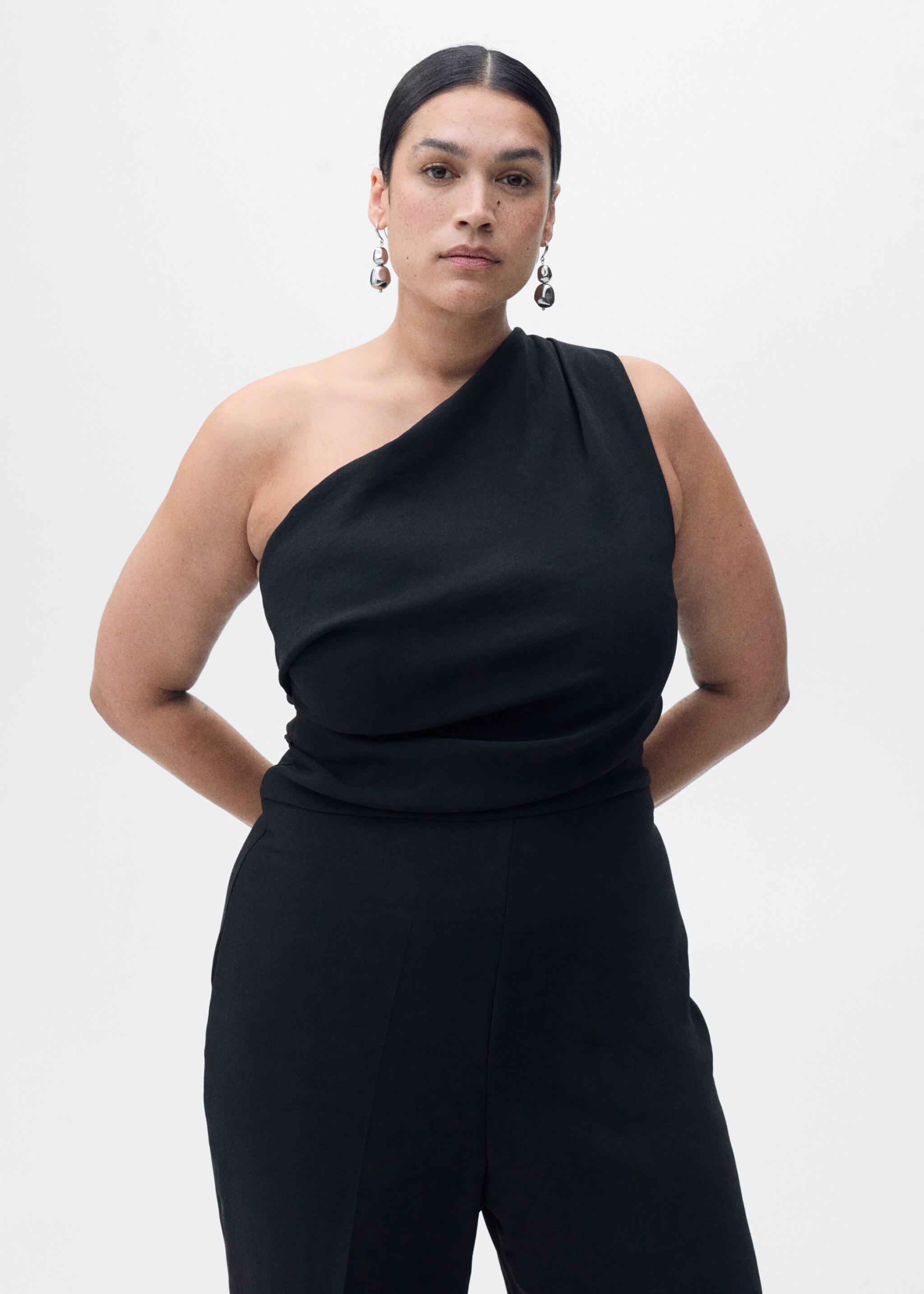 Asymmetrischer Jumpsuit mit drapiertem Detail - Detail des Artikels 5, Schwarz. Ref: 87077891-00.