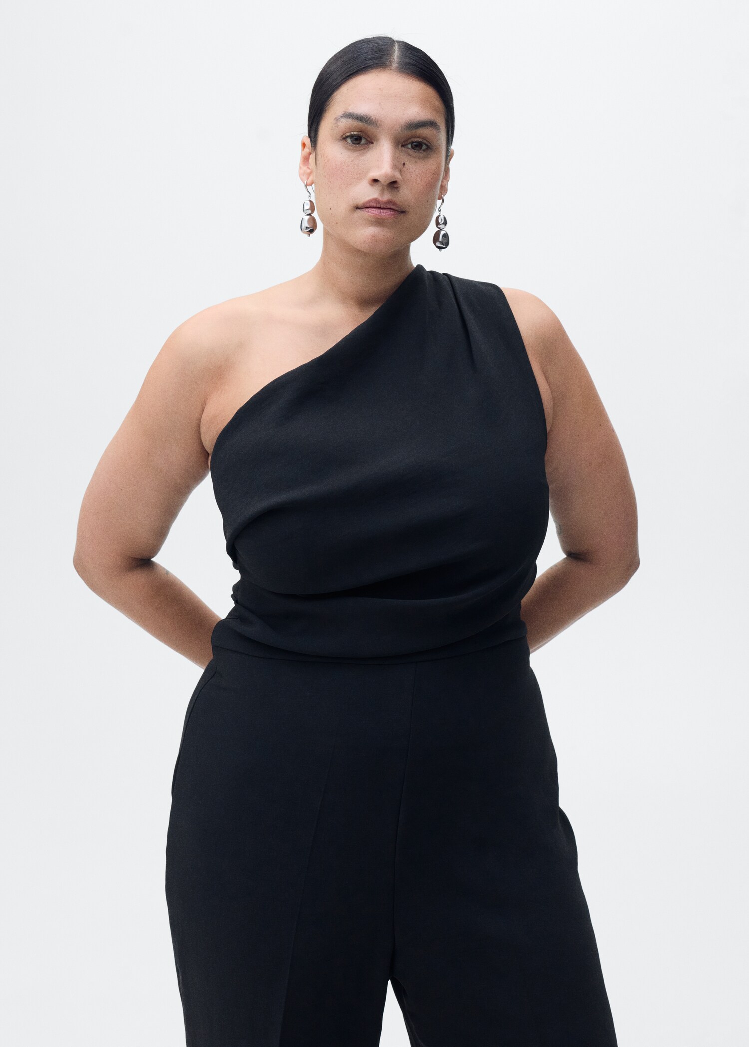 Asymmetrischer Jumpsuit mit drapiertem Detail - Detail des Artikels 5