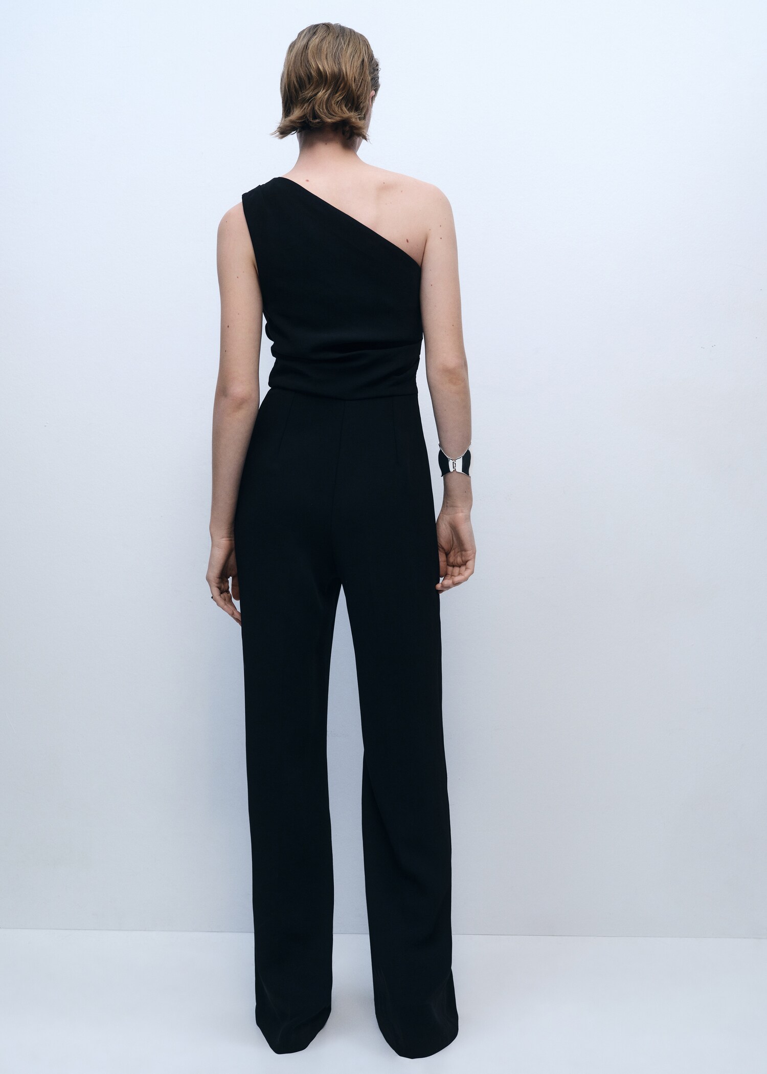 Asymmetrischer Jumpsuit mit drapiertem Detail - Rückseite des Artikels