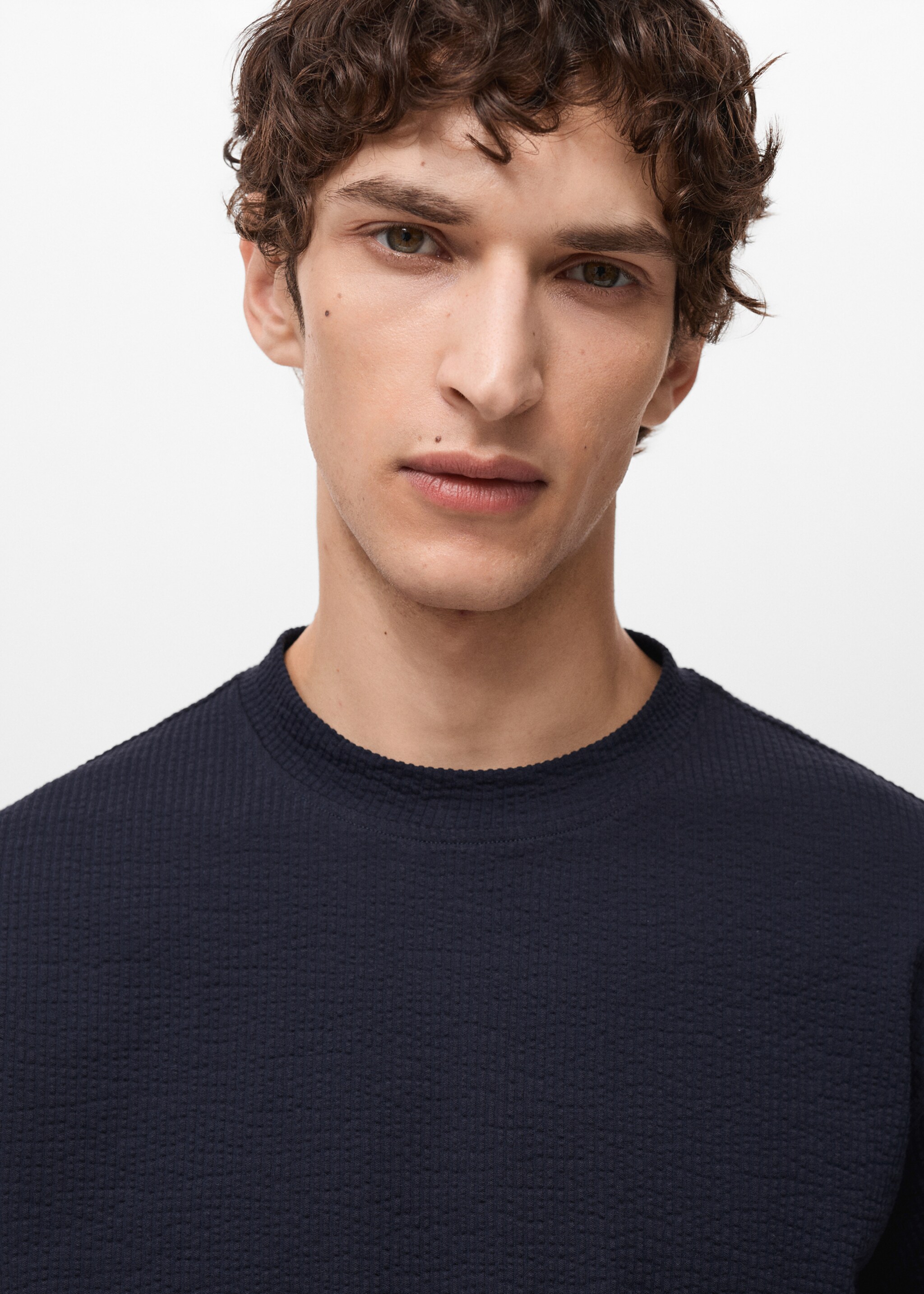 T-Shirt aus Seersucker-Baumwolle - Detail des Artikels 1, Dunkles Marineblau. Ref: 87077894-00.