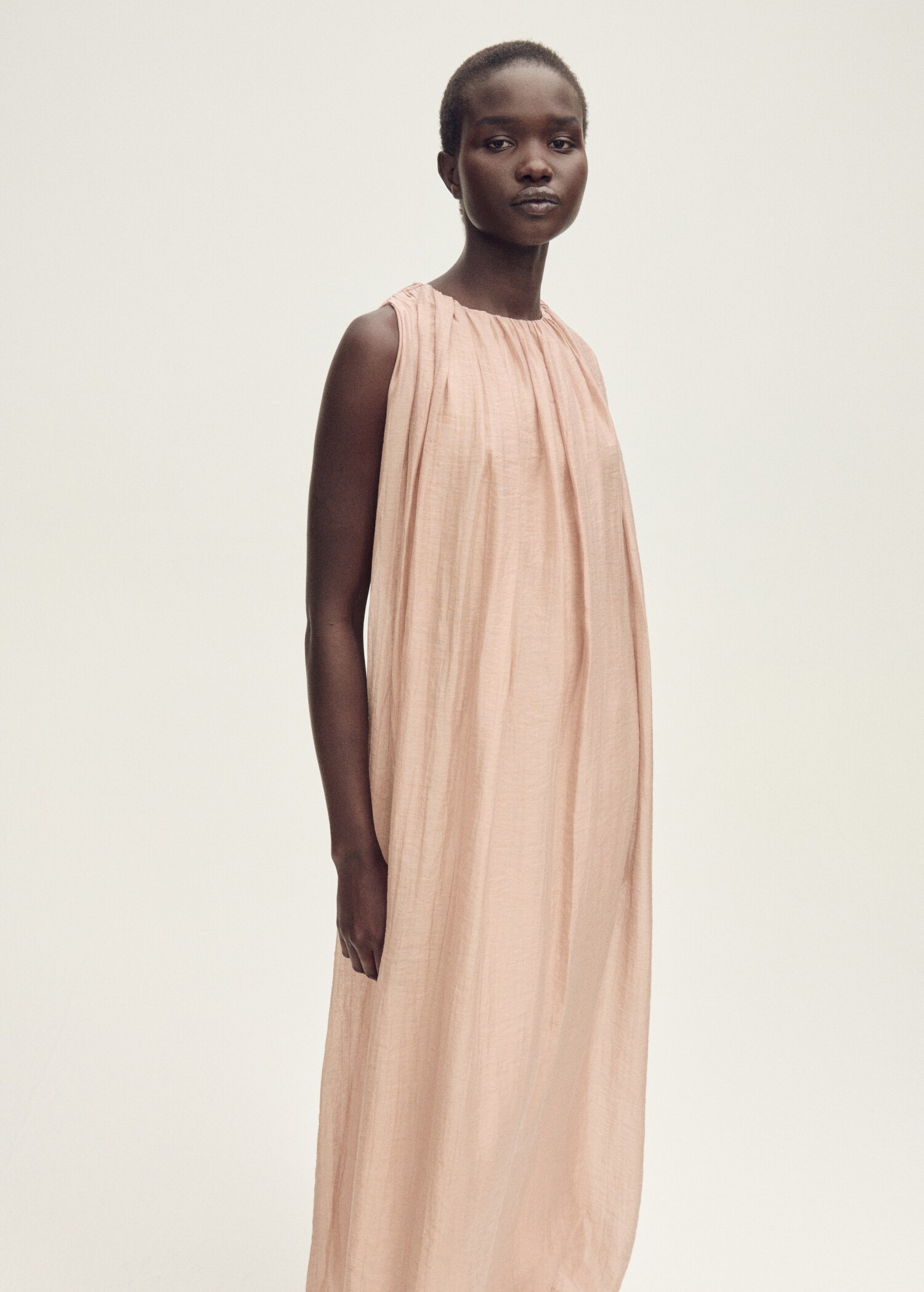 Vestido fruncido bajo abullonado - Plano medio