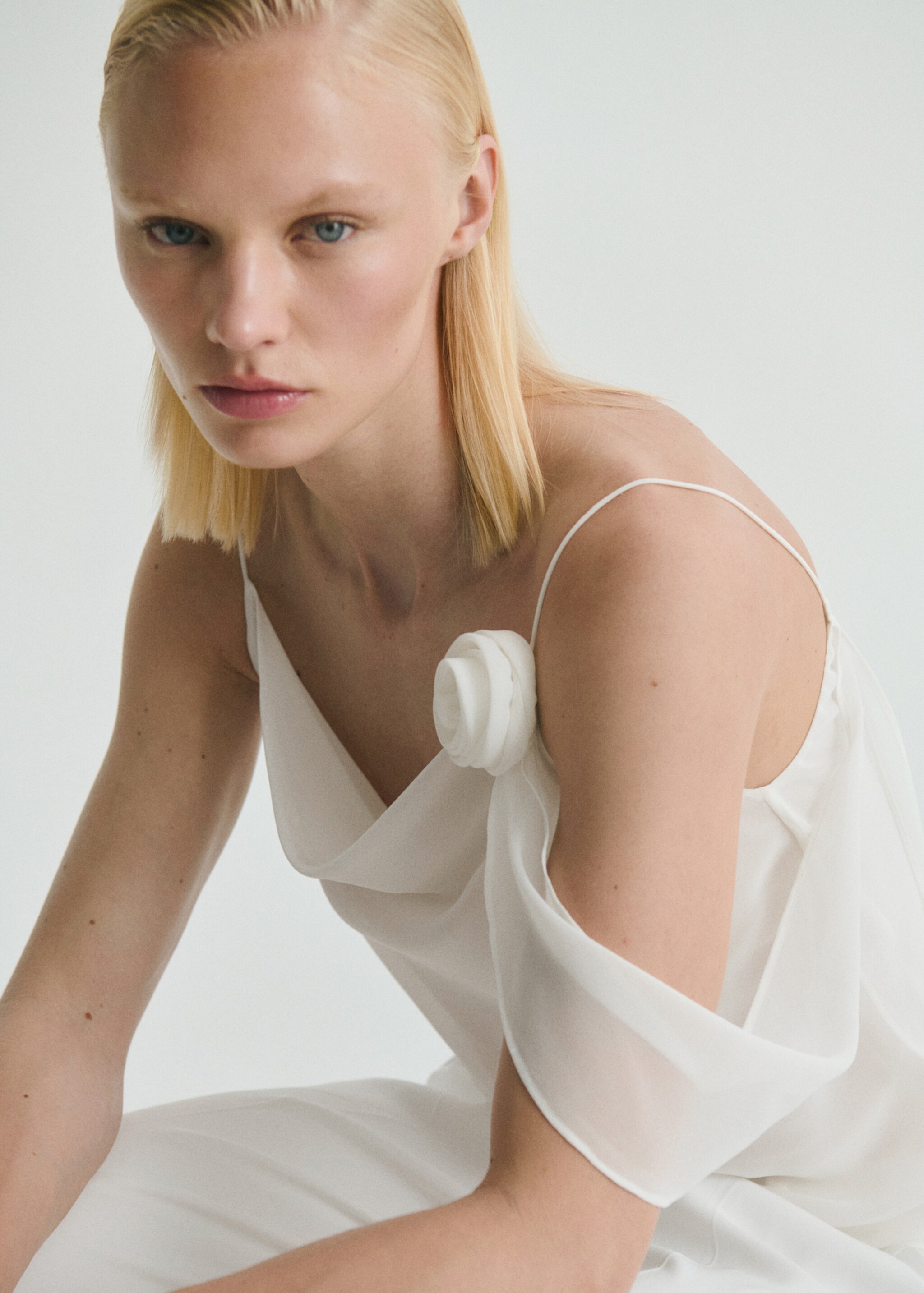 Top drapat cu detaliu de floare - Detaliu al articolului 2, Alb-murdar. Ref: 87079066-00.