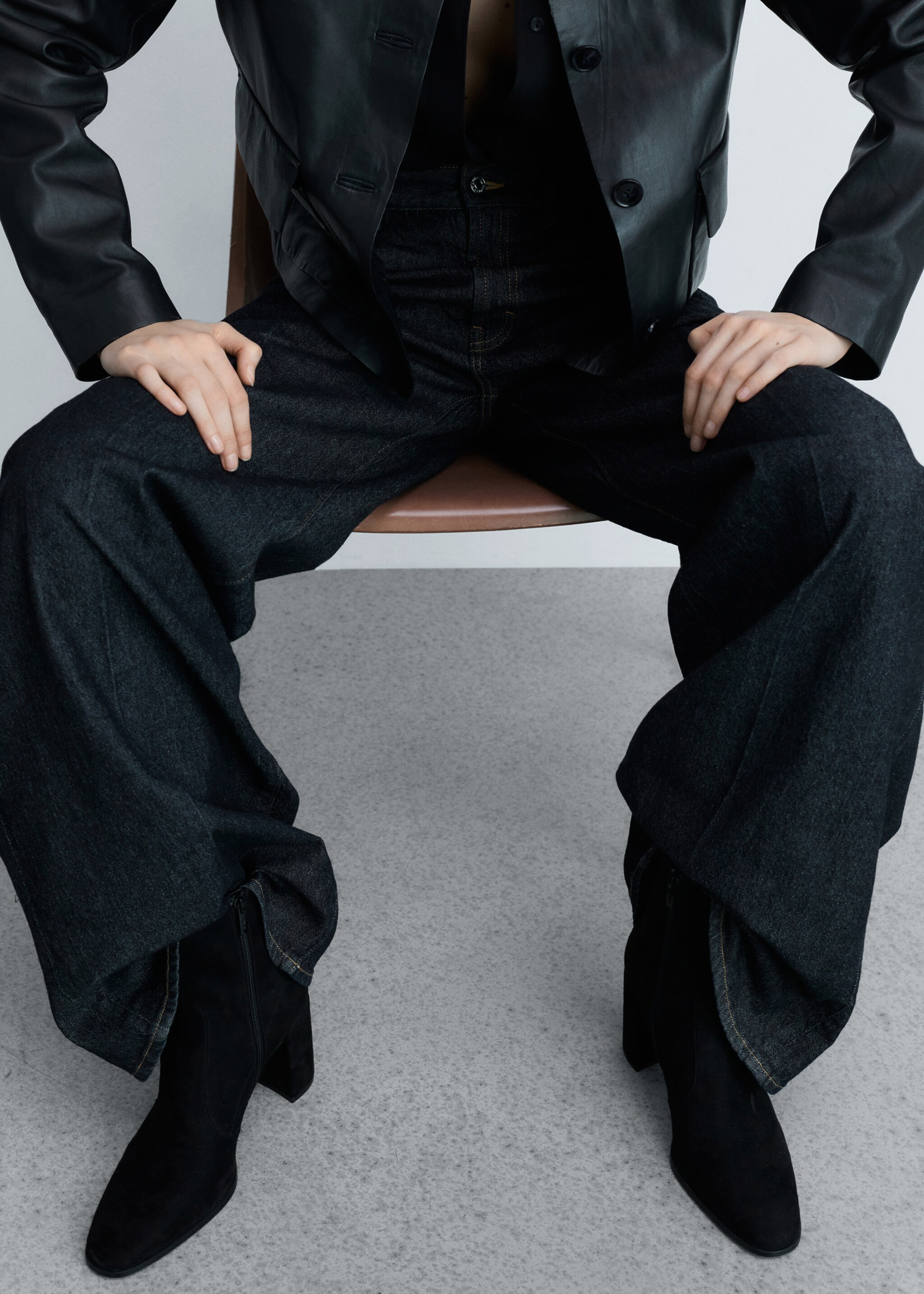 Velúr magassarkú egybe bokacsizma - A termék adatai 9, Fekete. Ref: 87080415-00.