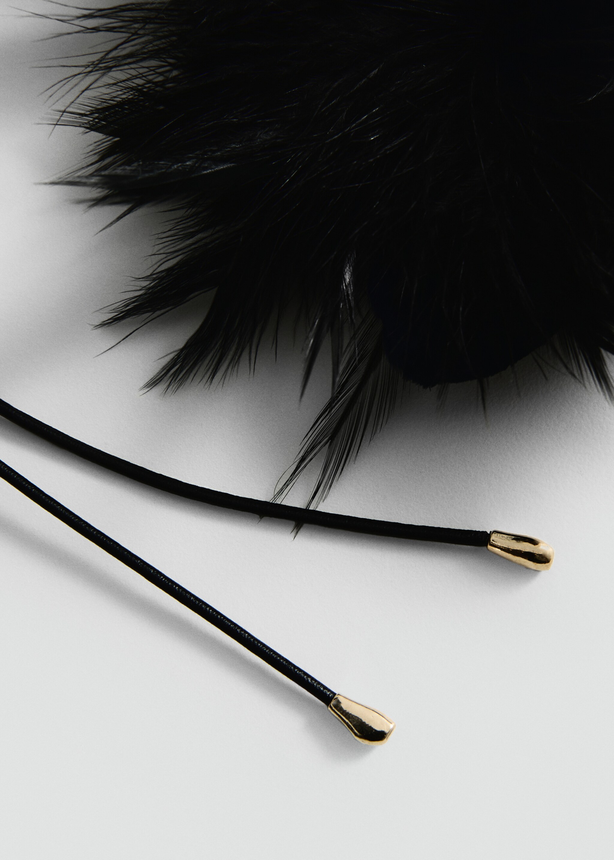 Naszyjnik choker ze sznurka z piórami - Plan średni, Czarny. Ref: 87080421-00.