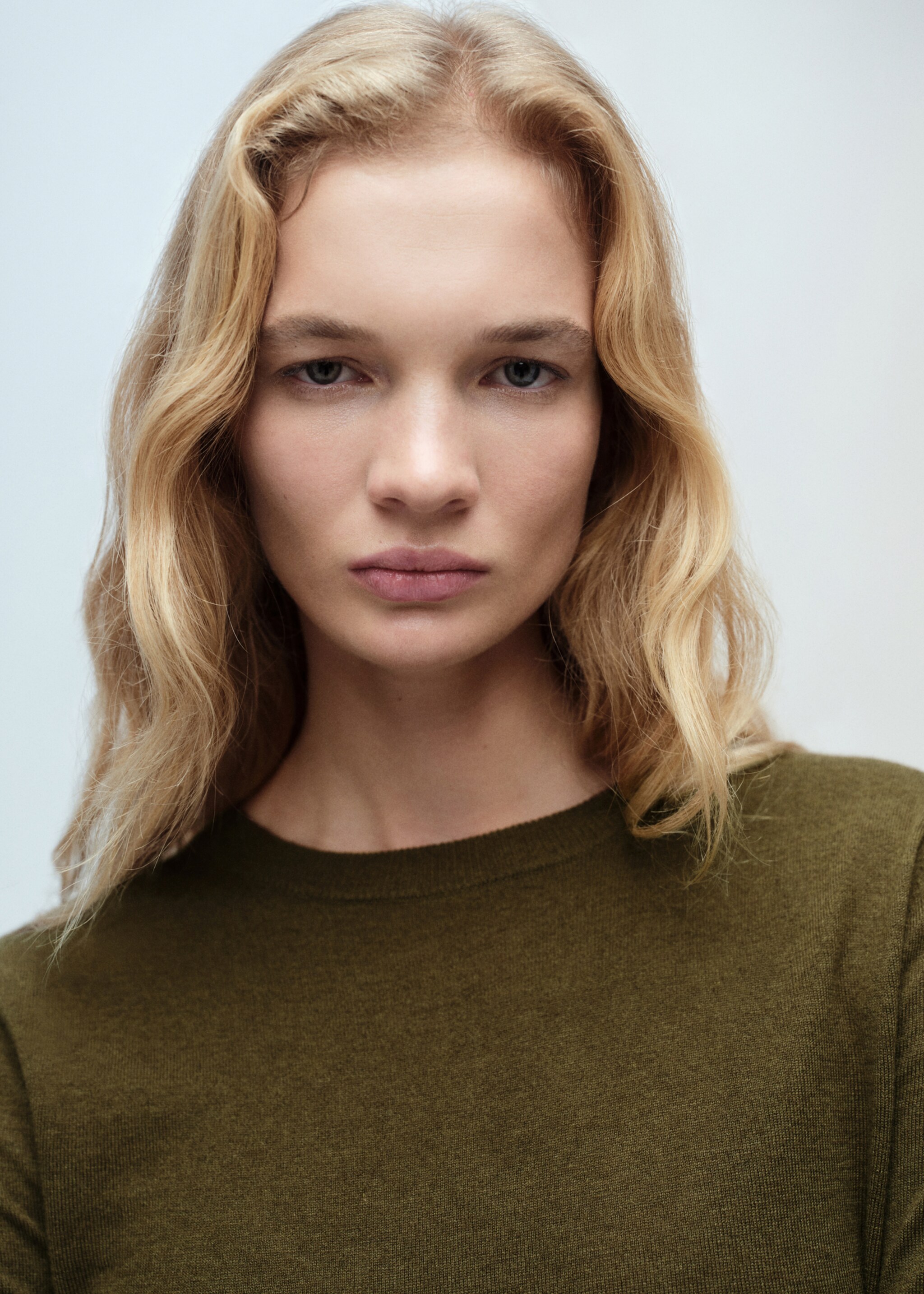 Rundhalspullover aus Wollgemisch - Detail des Artikels 1, Khaki. Ref: 87080432-00.