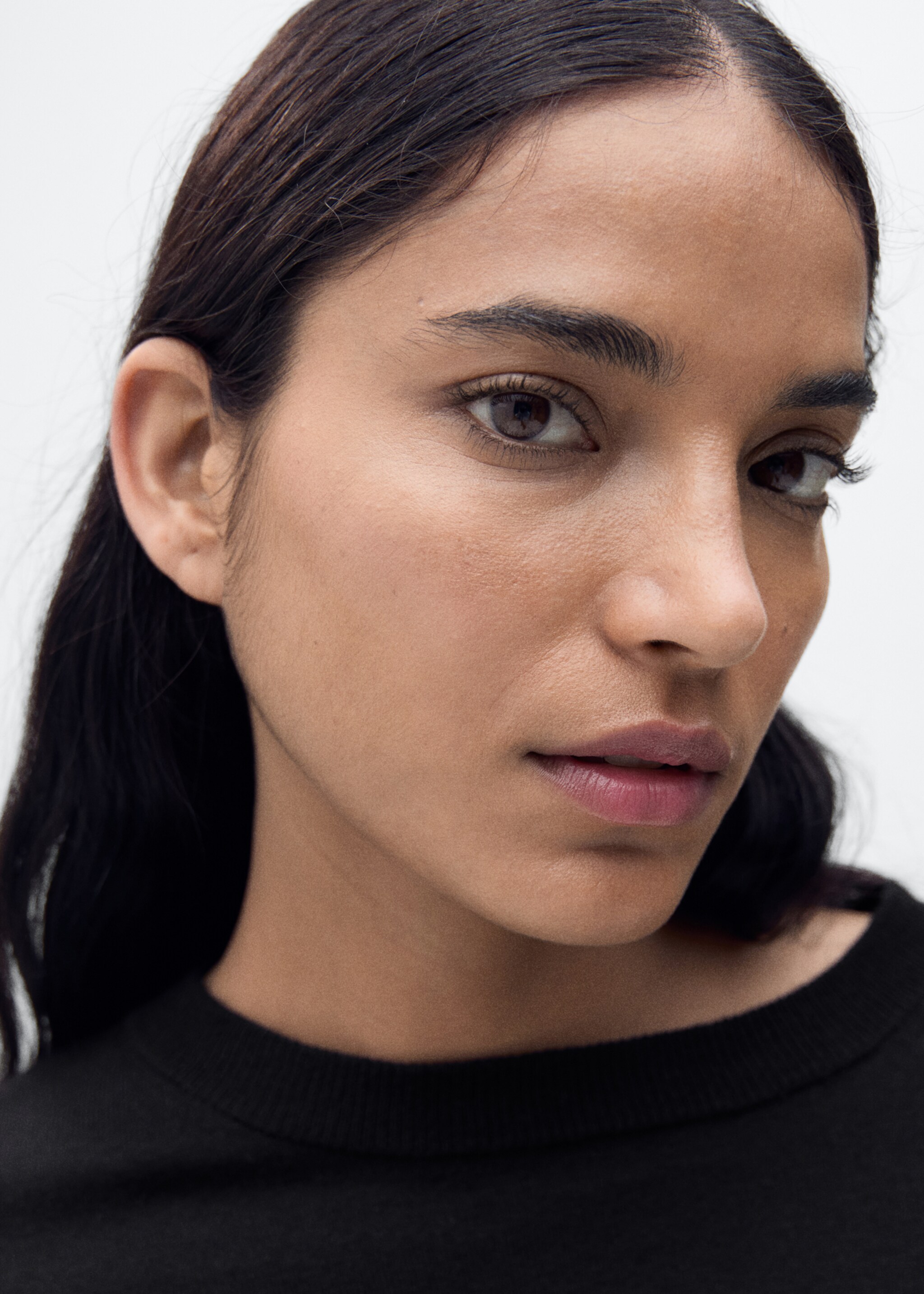 Rundhalspullover aus Wollgemisch - Detail des Artikels 1, Schwarz. Ref: 87080432-00.