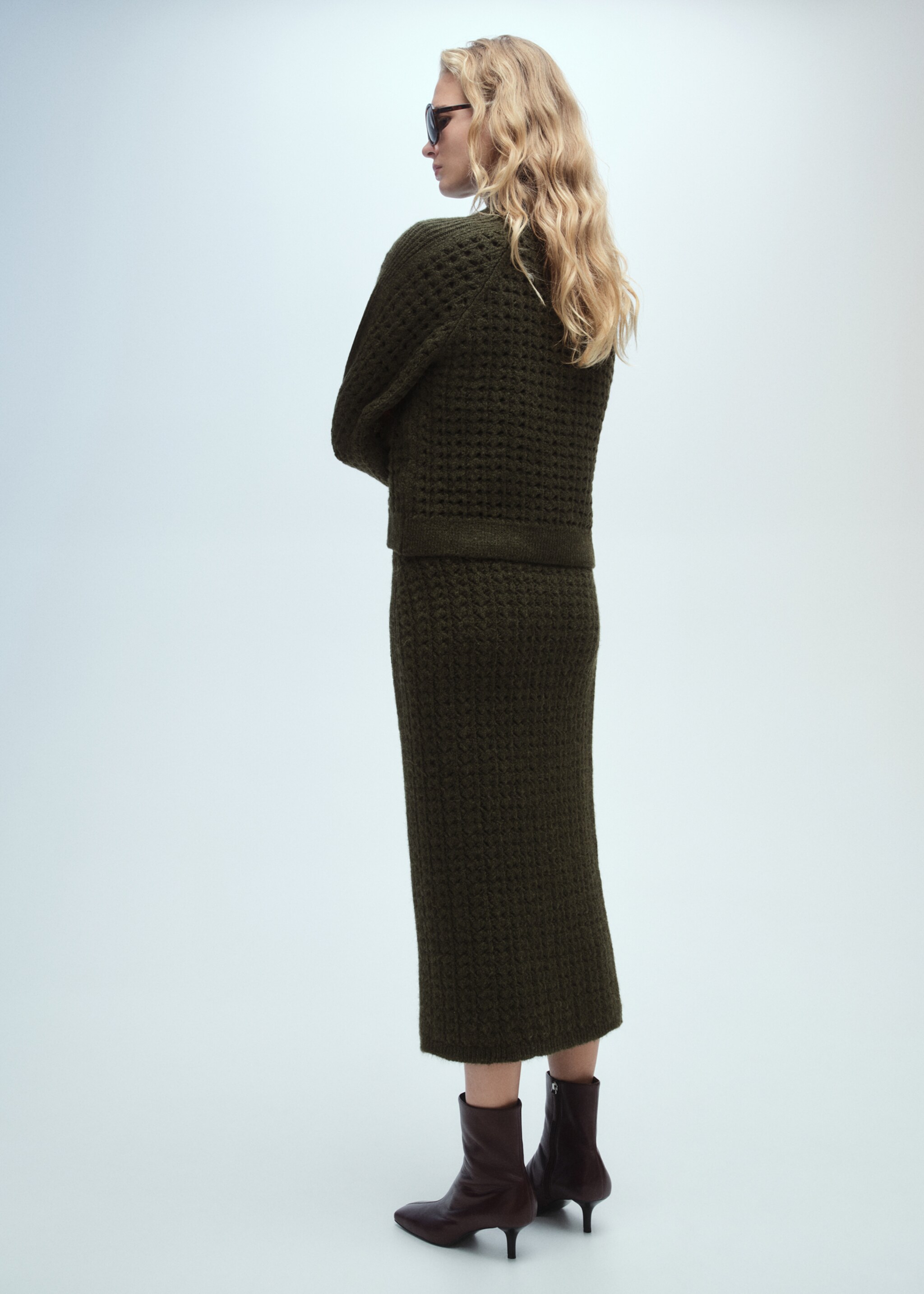 Openwork knitted skirt - Reverse of the article, Khaki. Ref: 87080452-00.