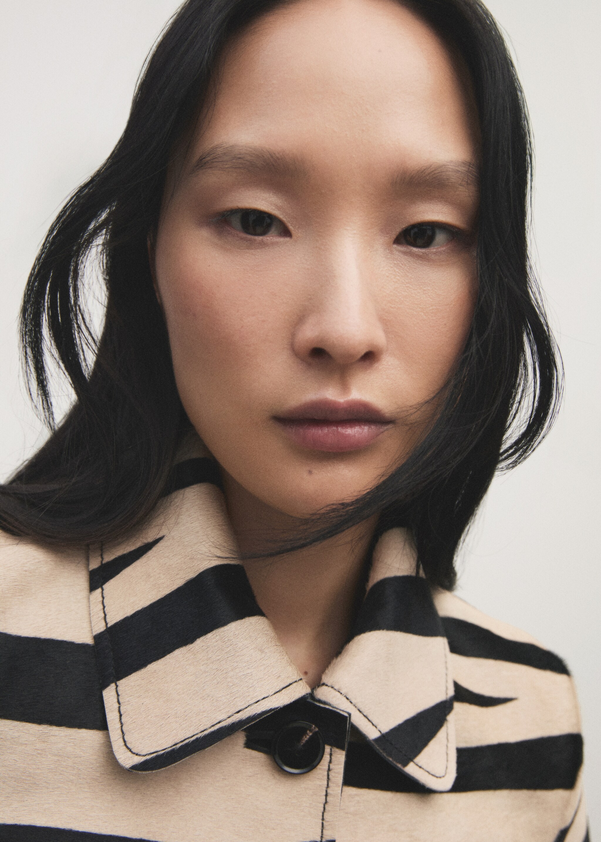 Veste cuir et imitation fourrure zébrée - Détail de l'article 6, Noir. Ref: 87080454-00.