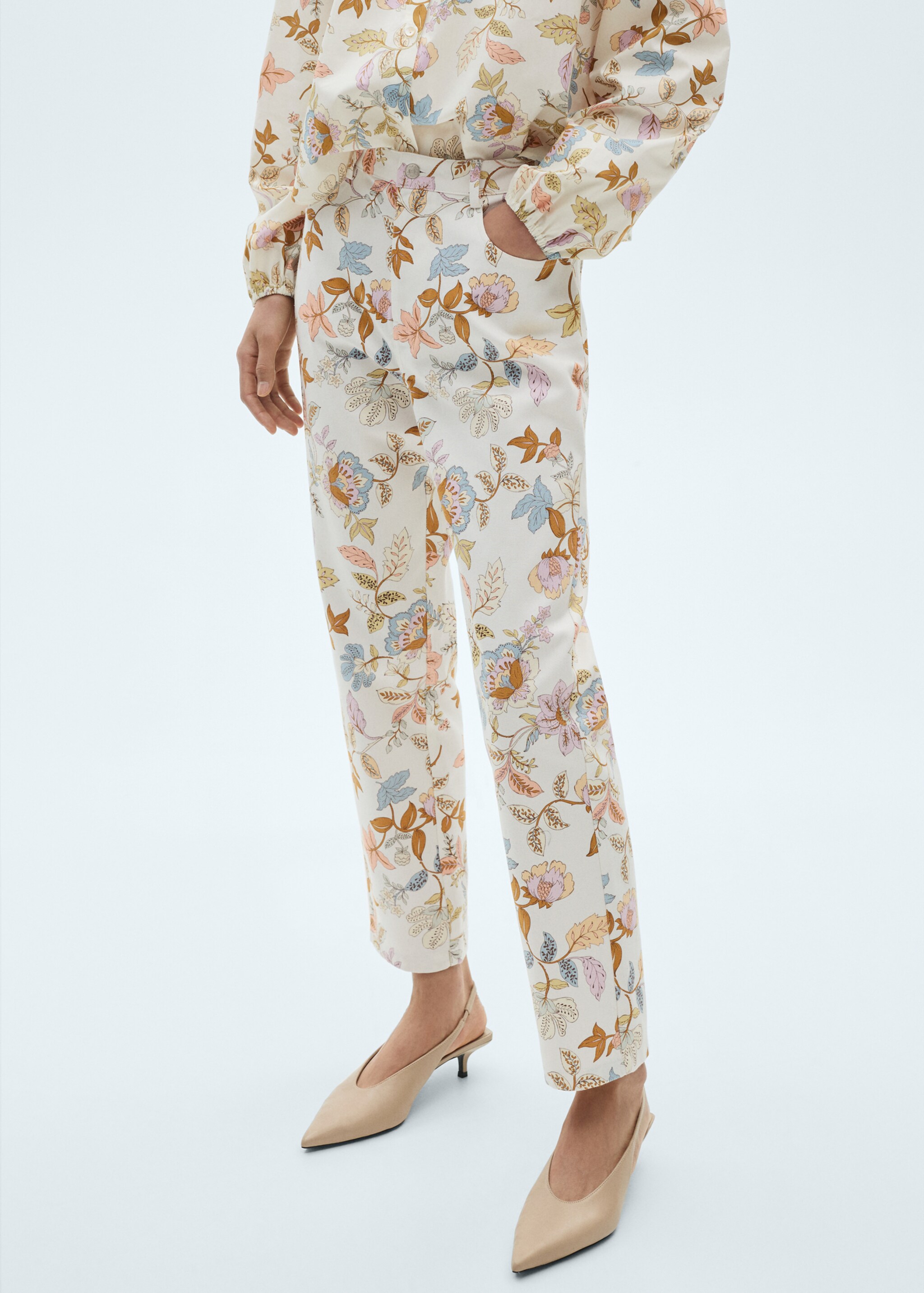 Gerade Hose mit floralem Print - Mittlere Ansicht, Ecru. Ref: 87080587-00.