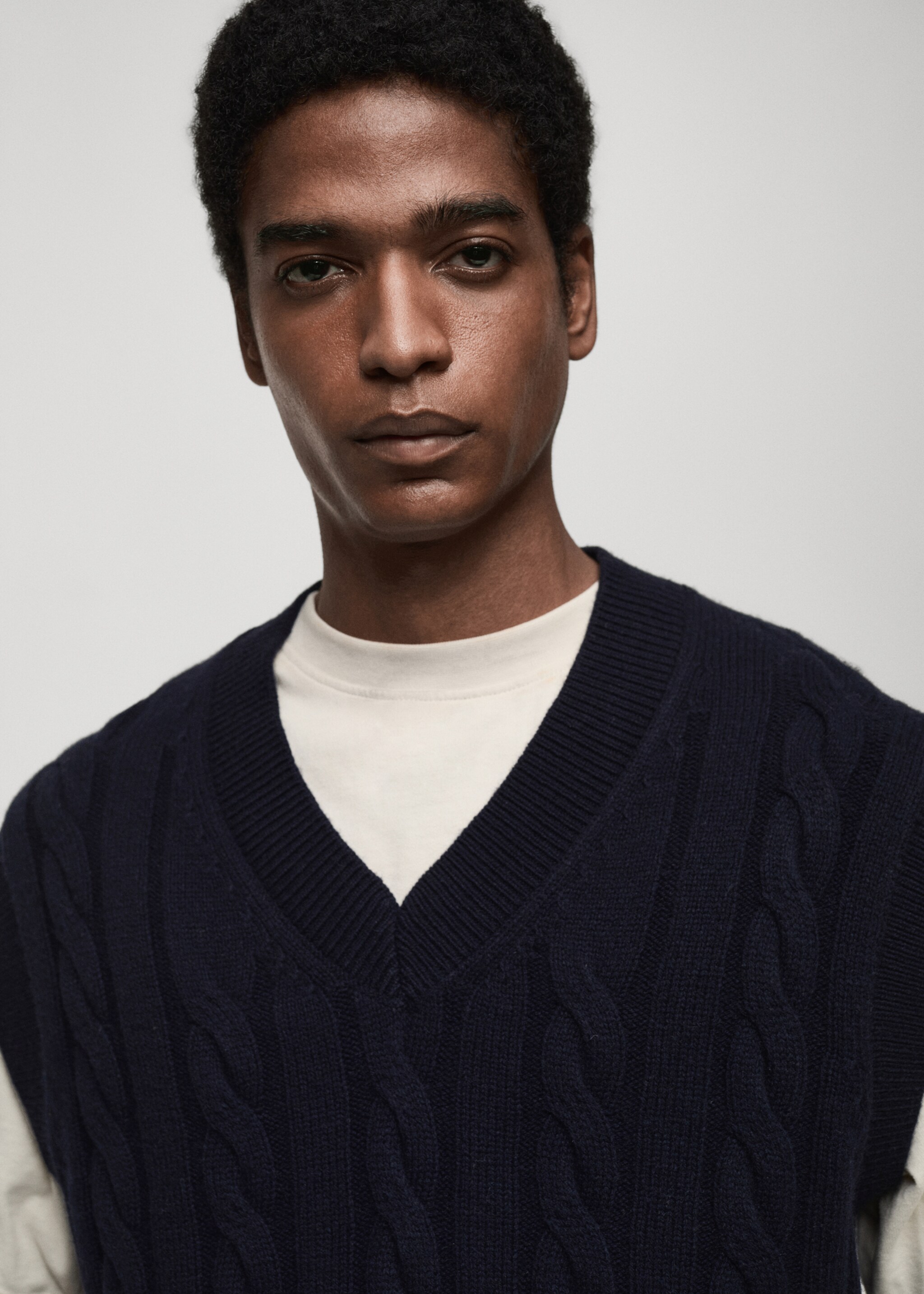 Braided knitted wool waistcoat - Details of the article 1, Dark Navy. Ref: 87080598-00.