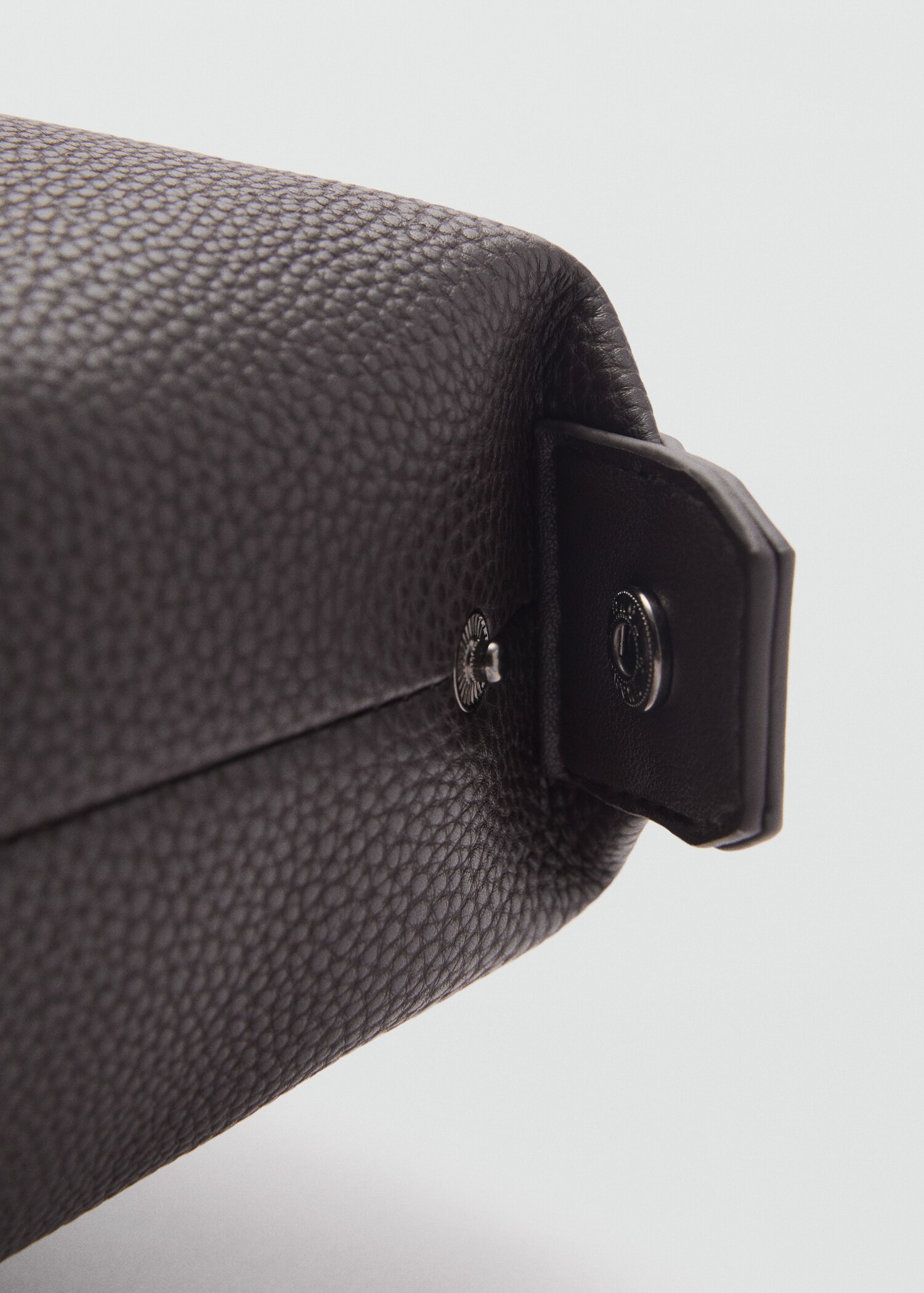Contrast-strap pebbled cosmetic bag - Details of the article 1
