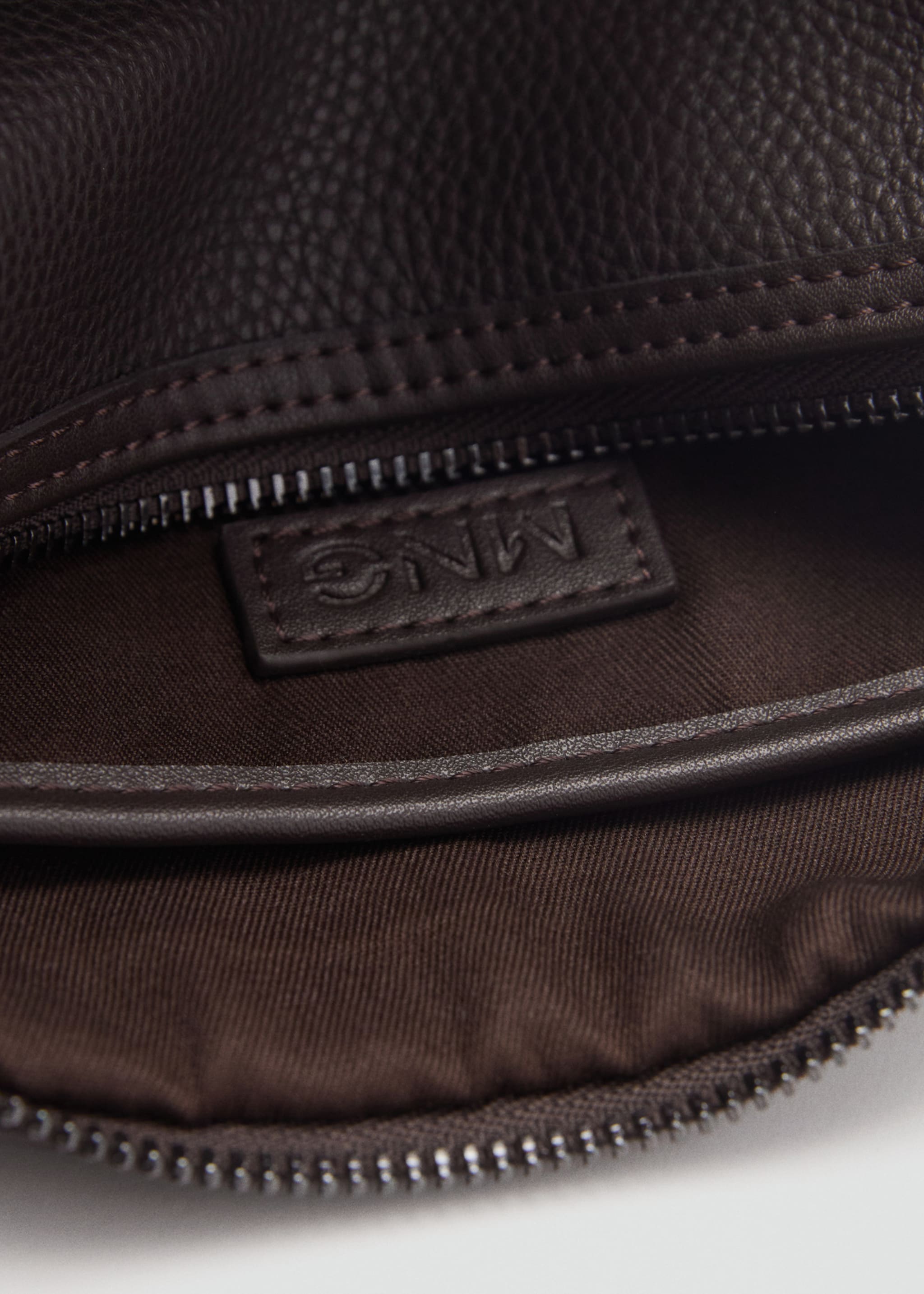 Contrast-strap pebbled cosmetic bag - Details of the article 2, Brown. Ref: 87080603-00.