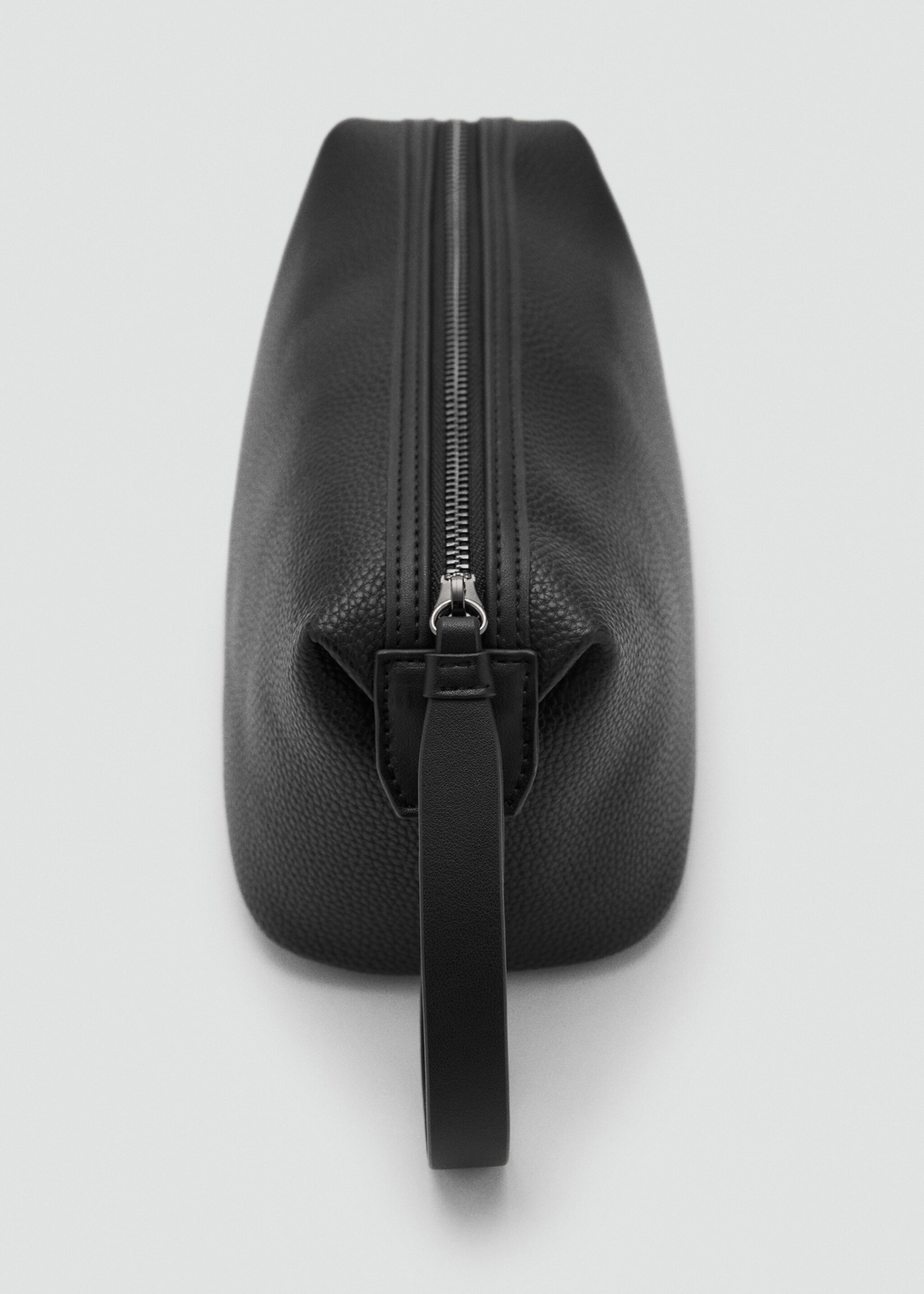 Contrast-strap pebbled cosmetic bag - Medium plane, Black. Ref: 87080603-00.