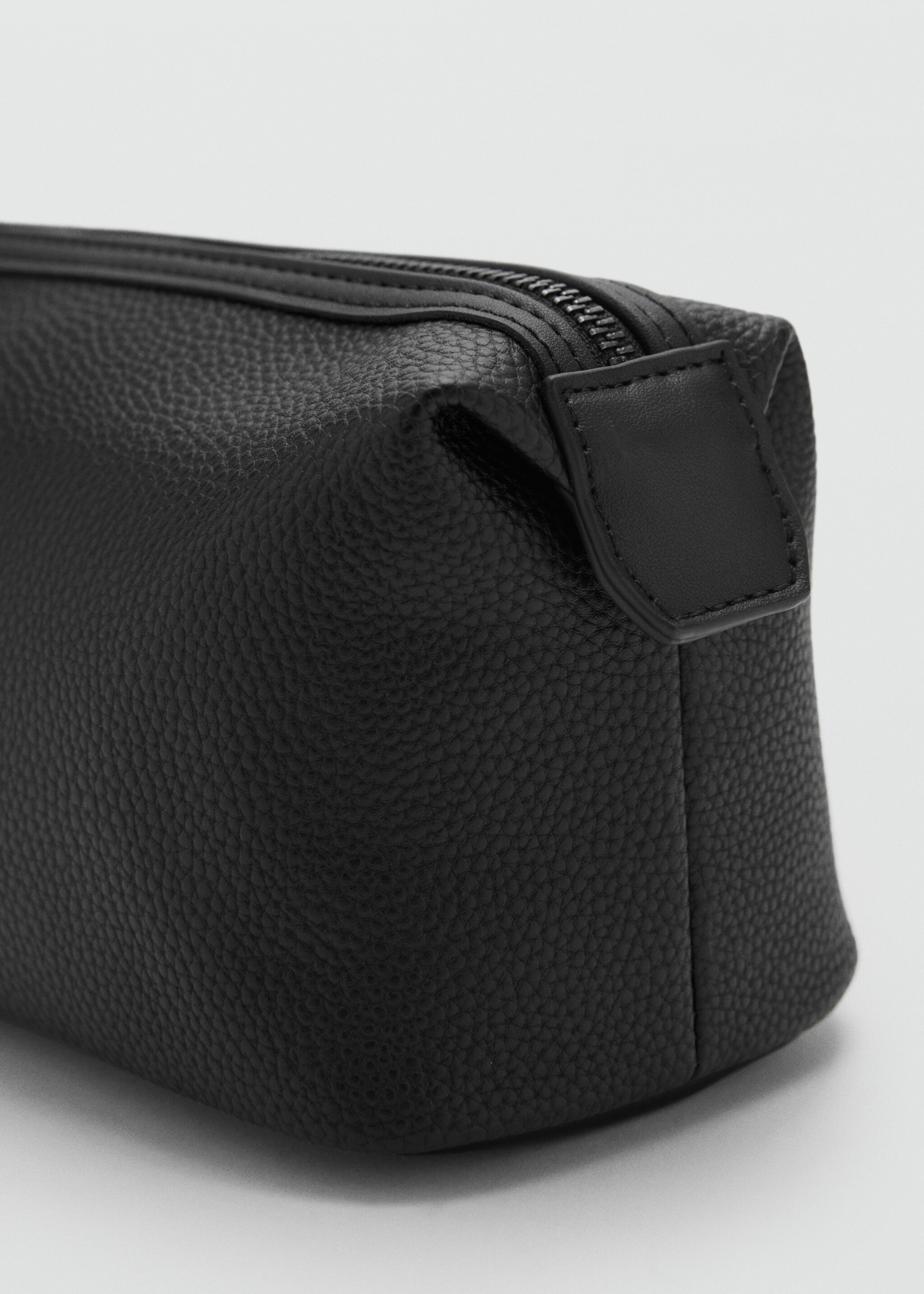 Contrast-strap pebbled cosmetic bag - Details of the article 1, Black. Ref: 87080603-00.