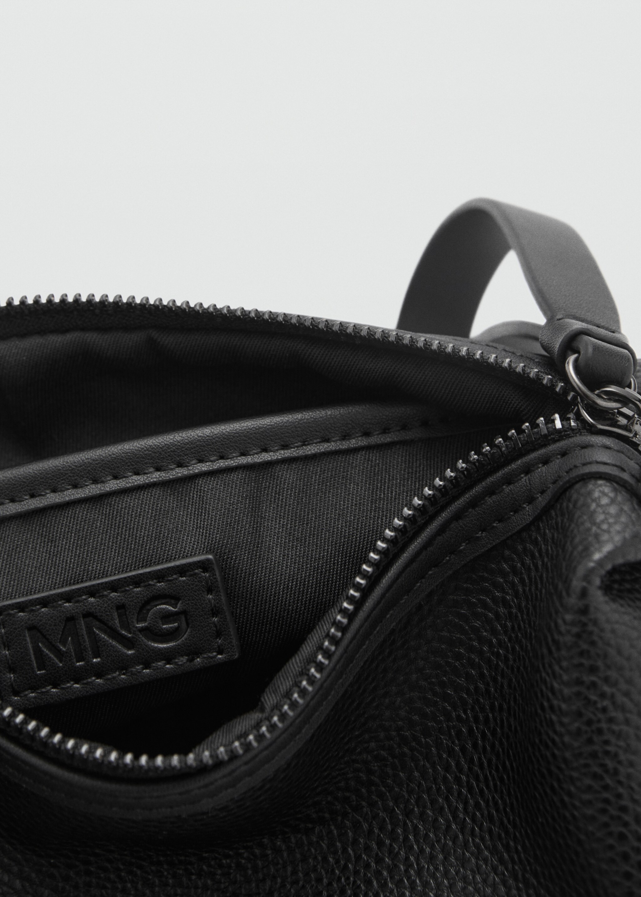 Contrast-strap pebbled cosmetic bag - Details of the article 2, Black. Ref: 87080603-00.