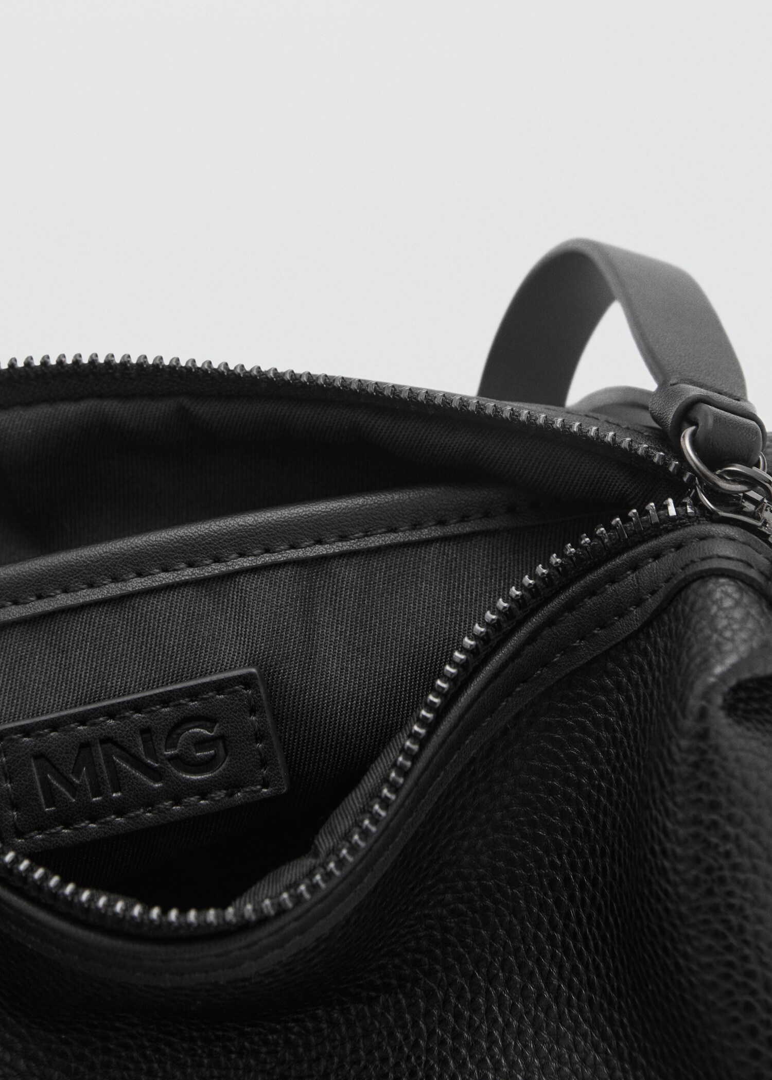 Contrast-strap pebbled cosmetic bag - Details of the article 2