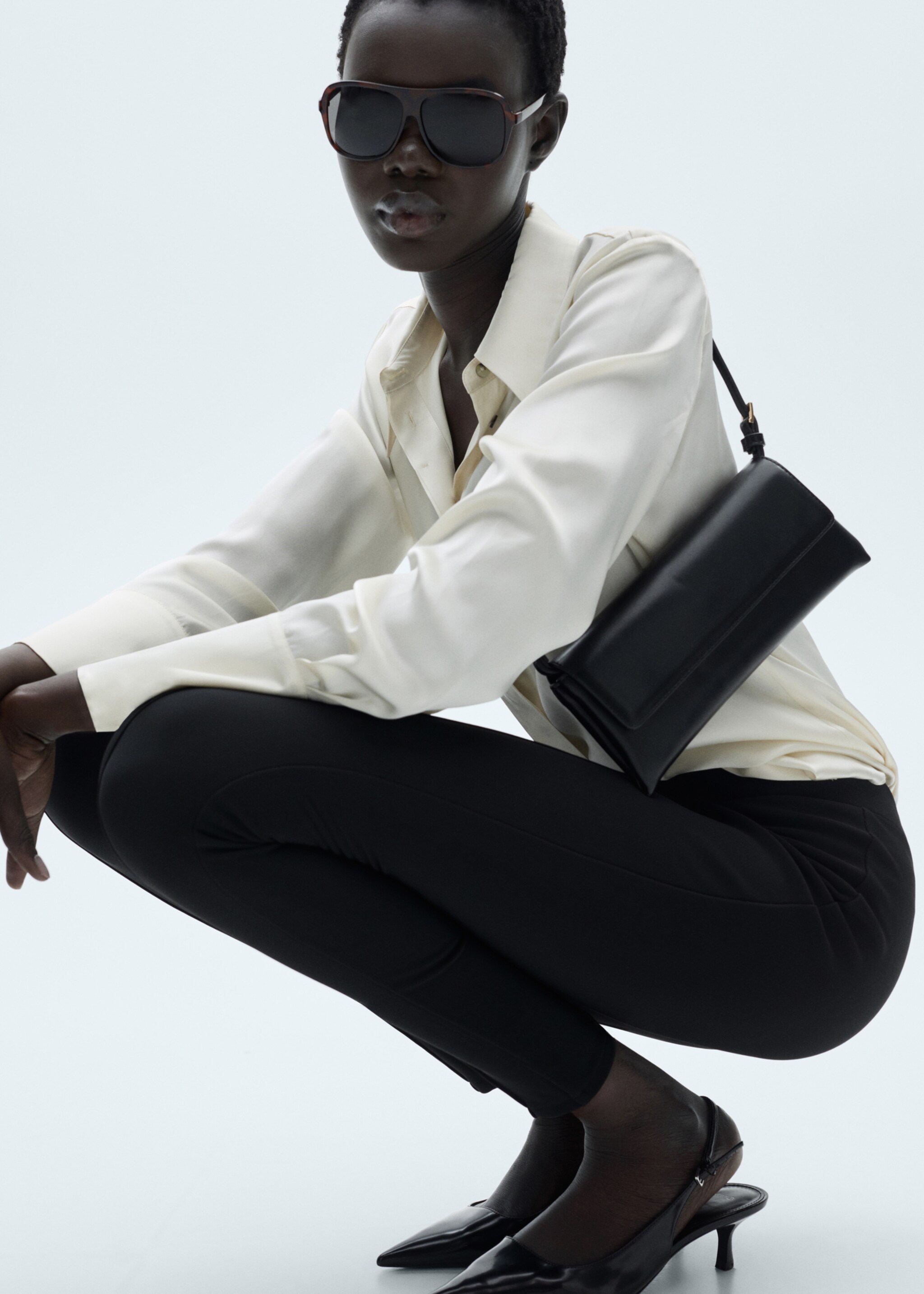 Leggings with seam detail - Details of the article 2, Black. Ref: 87080624-00.