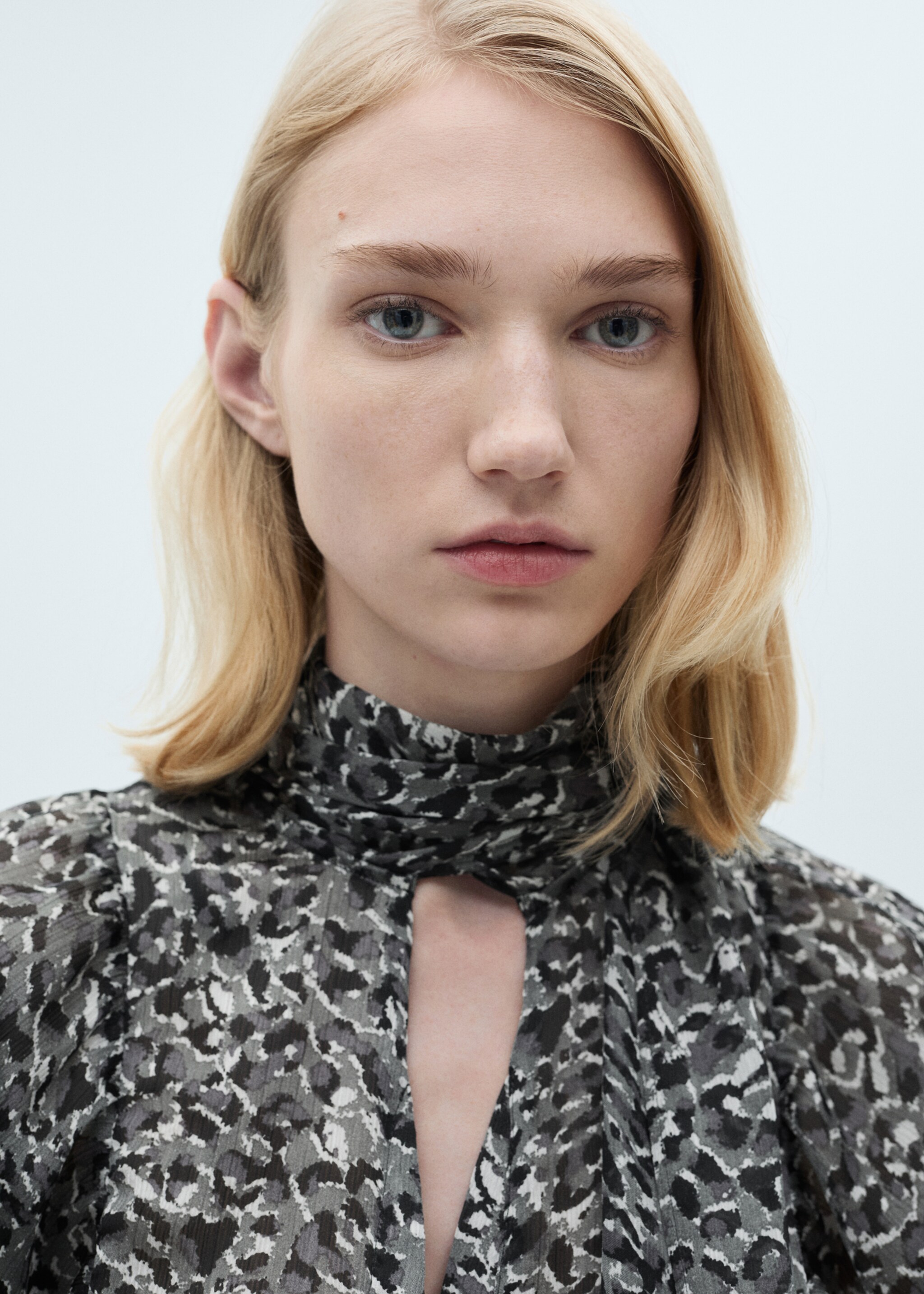 Blusa animal print fiocco collo - Dettaglio dell'articolo 1, Nero. Ref: 87080628-00.